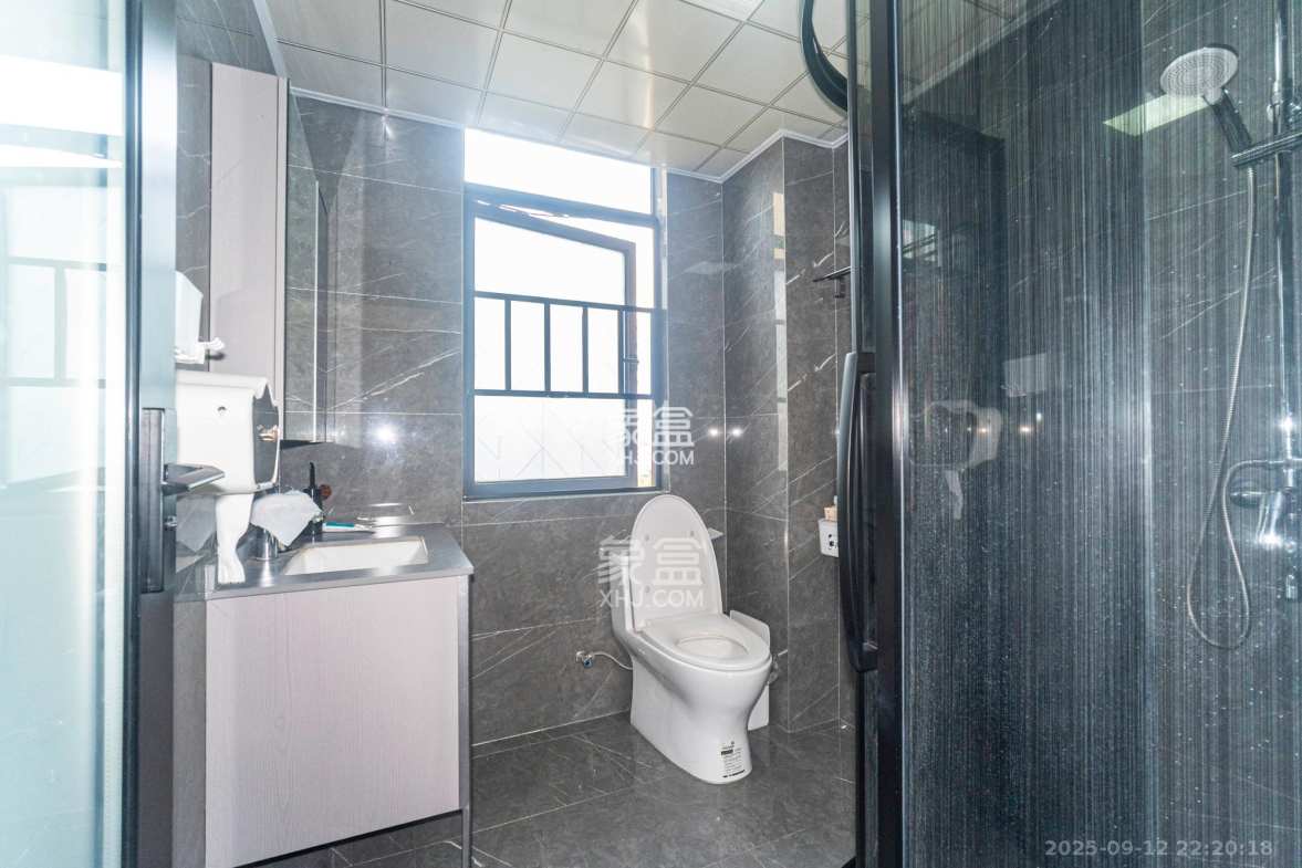 紫华郡  4室2厅2卫    79.8万 紫华郡  4室2厅2卫    79.8万卫生间