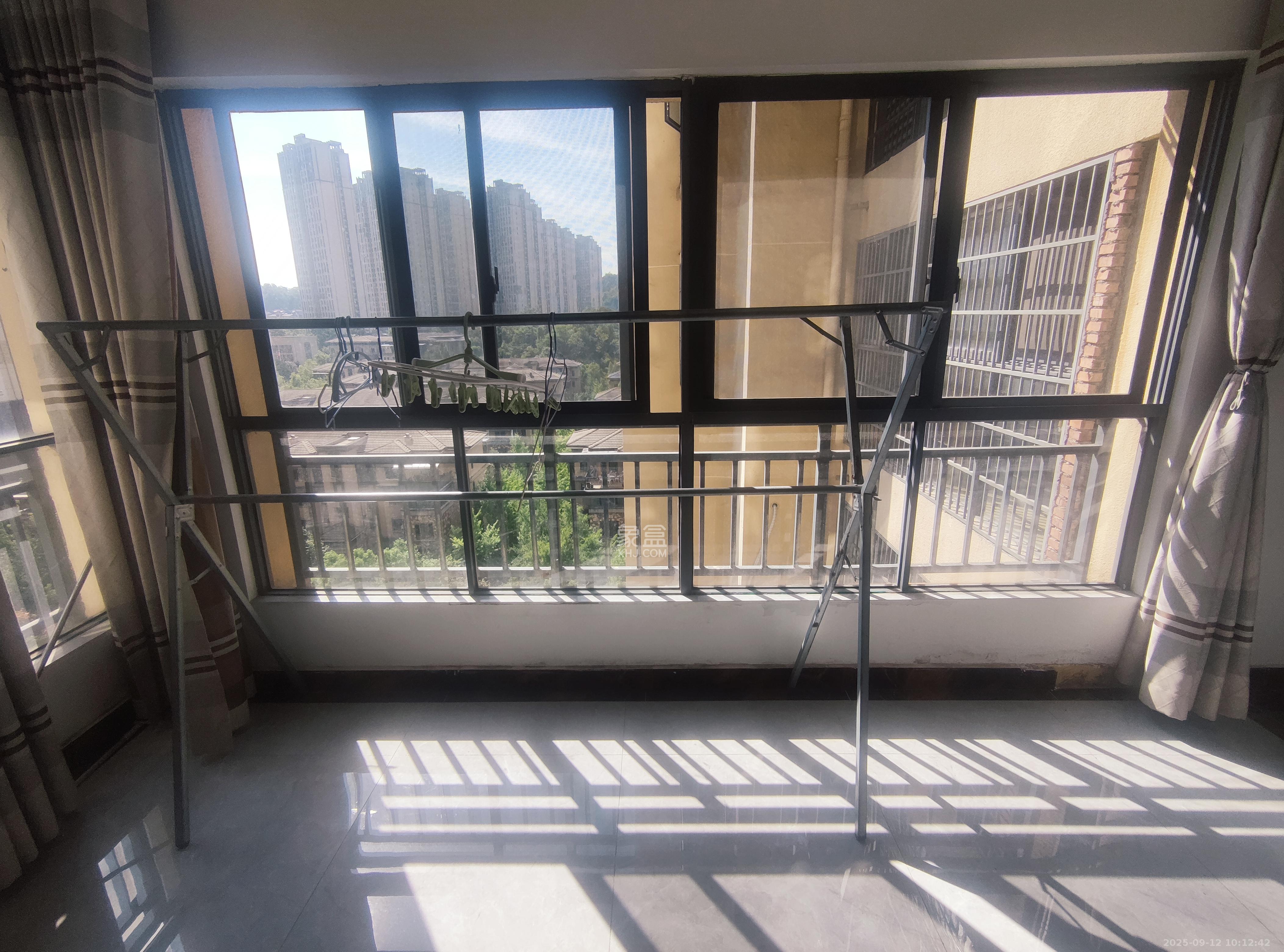 天麓尚层  4室2厅2卫    3000.0元/月室内图