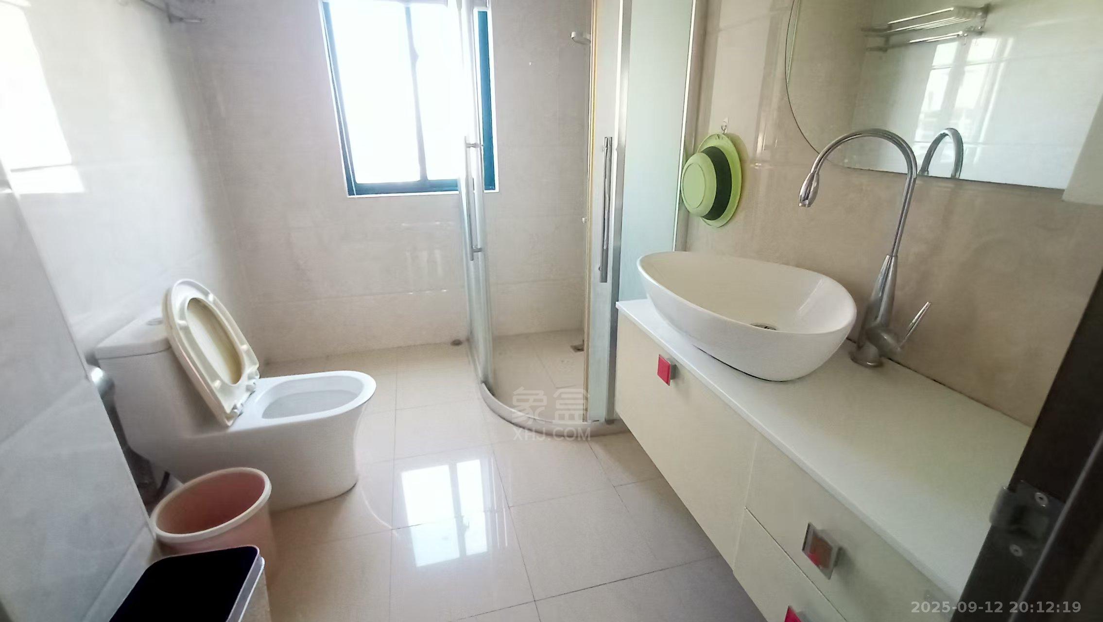 经世皇城 3室2厅2卫 2400.0元/月 经世皇城 3室2厅2卫 2400.0元/月室内图