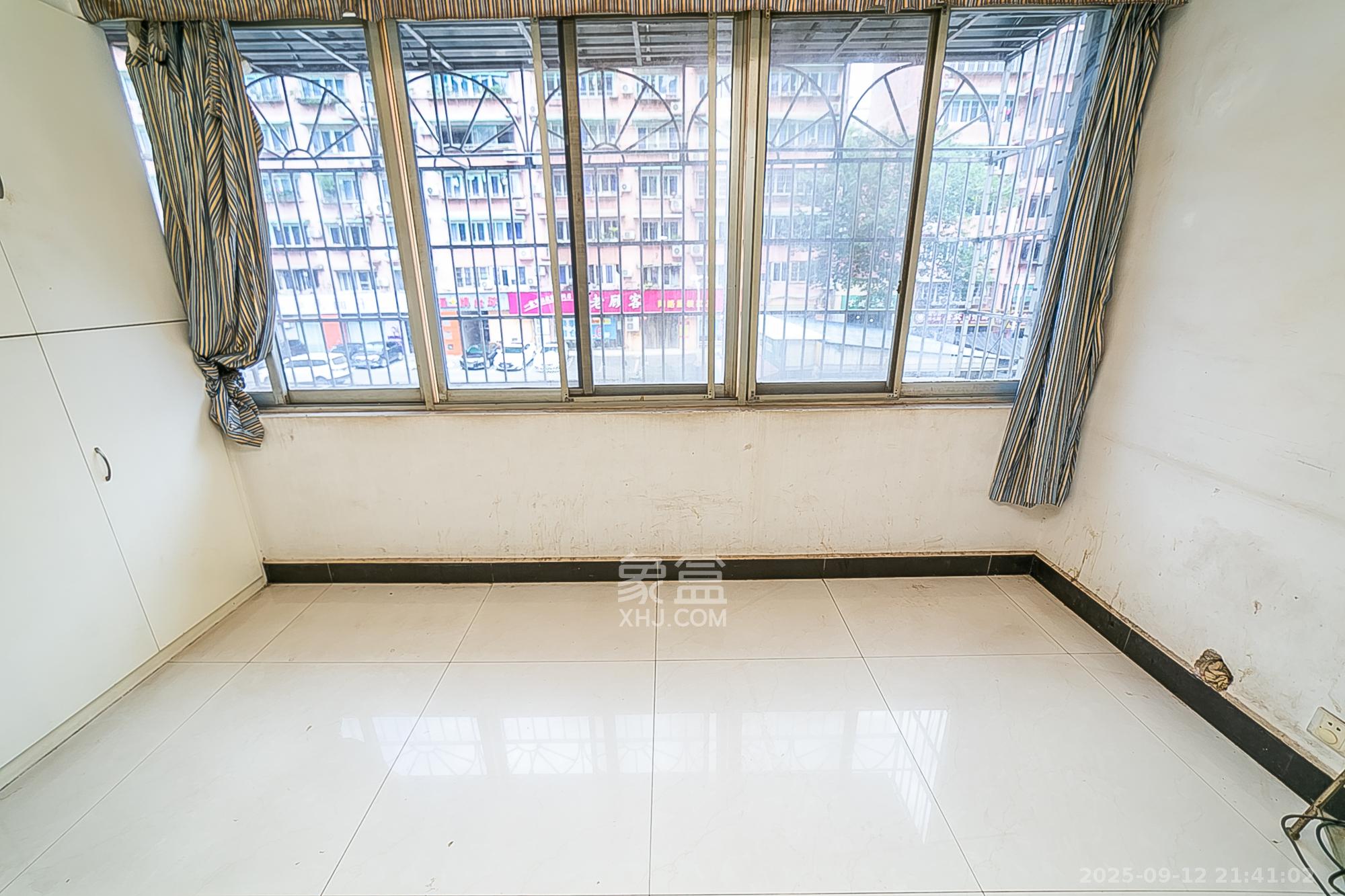 翡翠林居 3室2厅2卫 77.2万 翡翠林居 3室2厅2卫 77.2万阳台