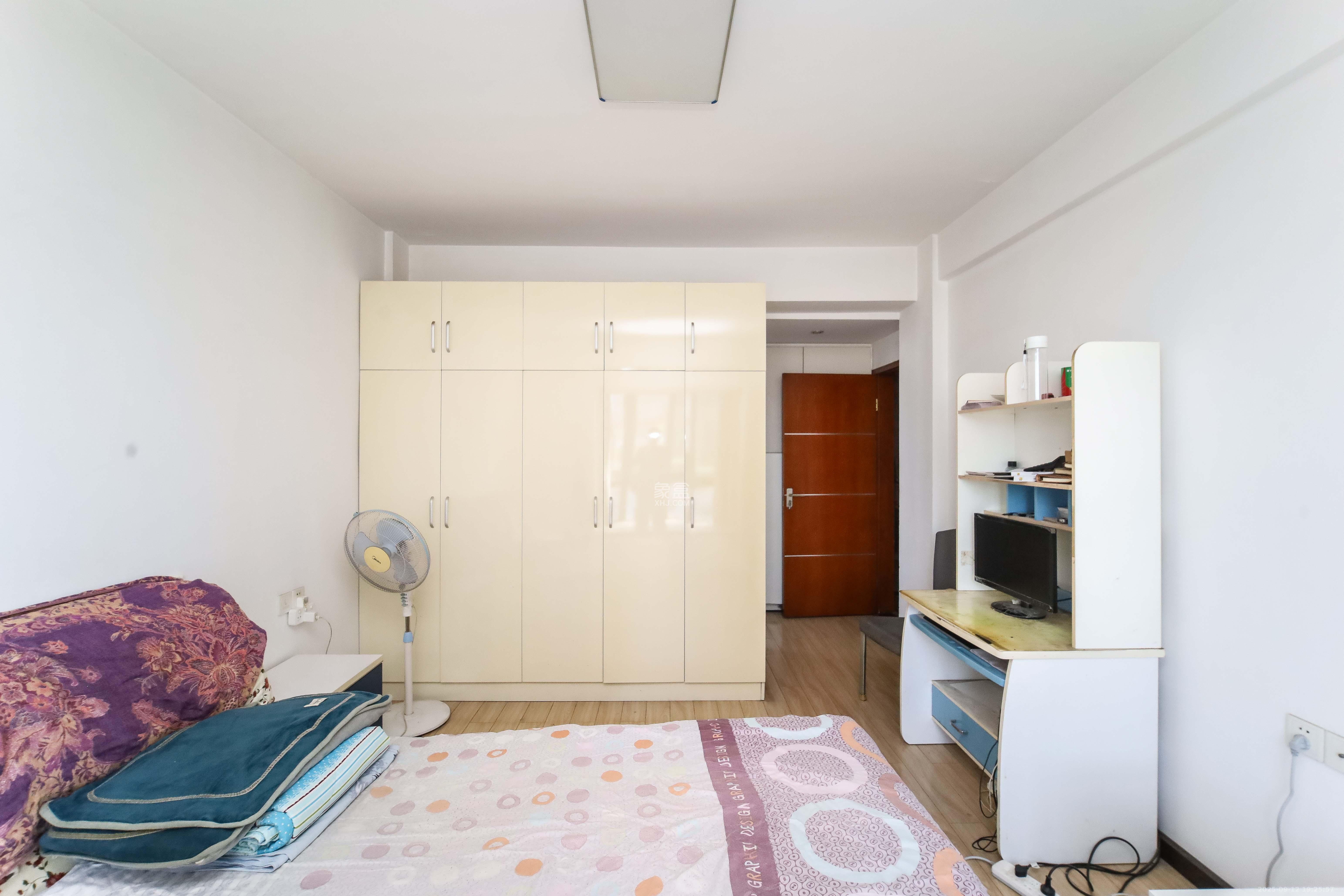 浏阳河畔家园  3室2厅2卫    88.0万卧室