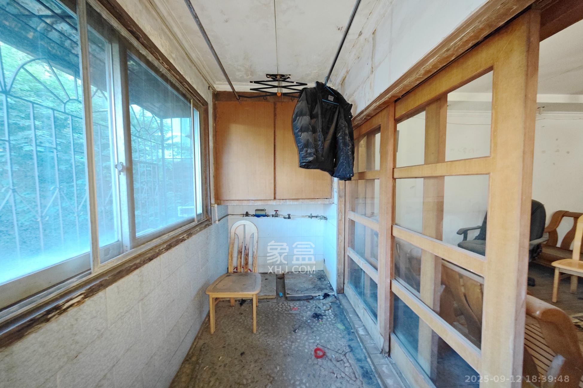 赤岗冲住宅楼曙光中路11号  4室2厅2卫    65.0万阳台