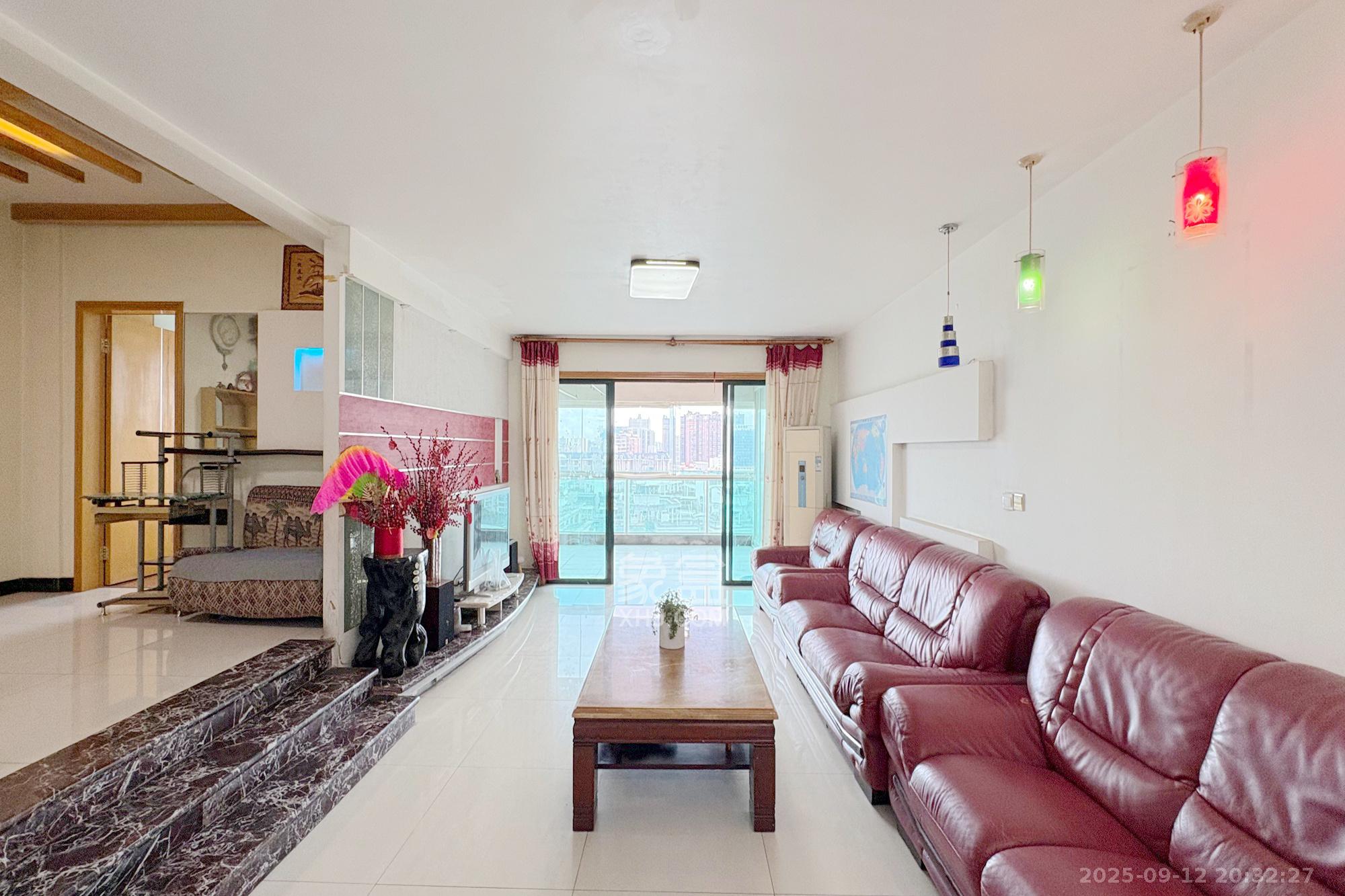 王府花园 3室2厅1卫 165.0万 王府花园 3室2厅1卫 165.0万客厅