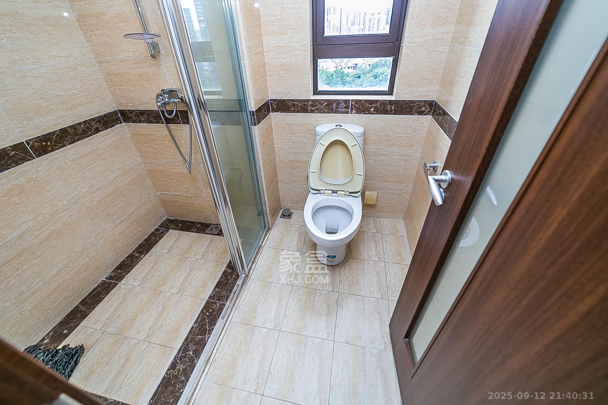 万科紫台  3室2厅2卫    265.0万卫生间