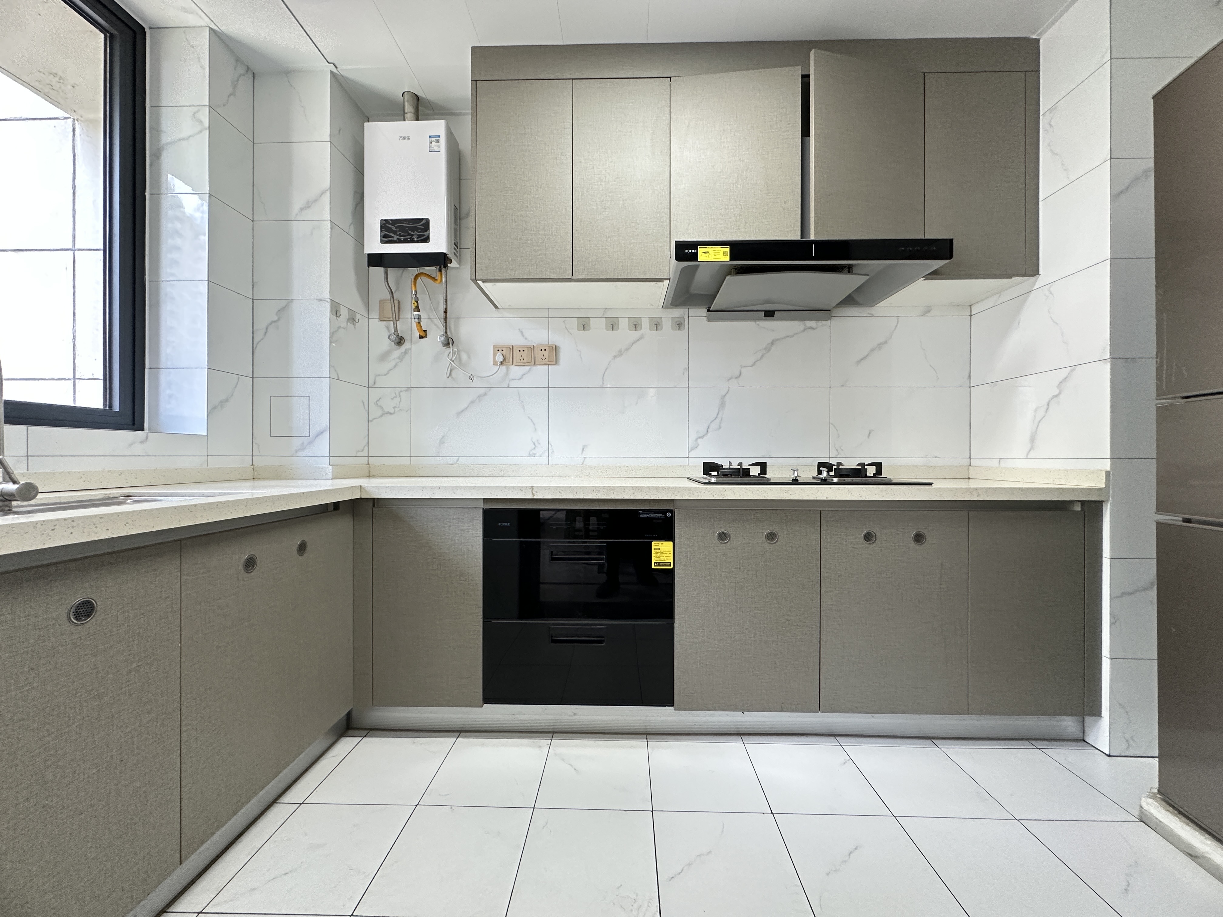 天街华府(海南新天地) 4室2厅2卫 4300.0元/月 天街华府(海南新天地) 4室2厅2卫 4300.0元/月室内图