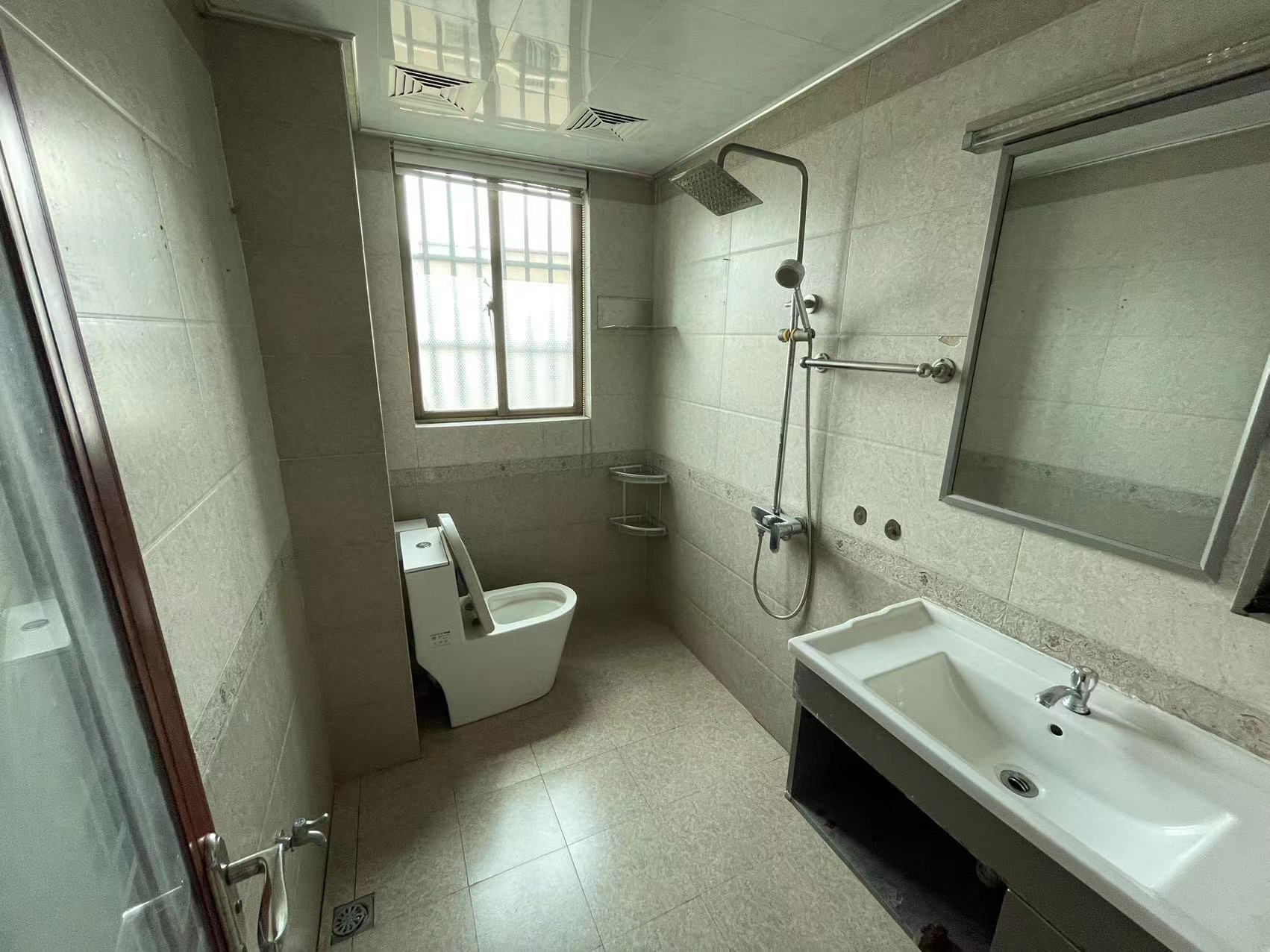 易瓒良庄 3室2厅1卫 2200.0元/月 易瓒良庄 3室2厅1卫 2200.0元/月室内图