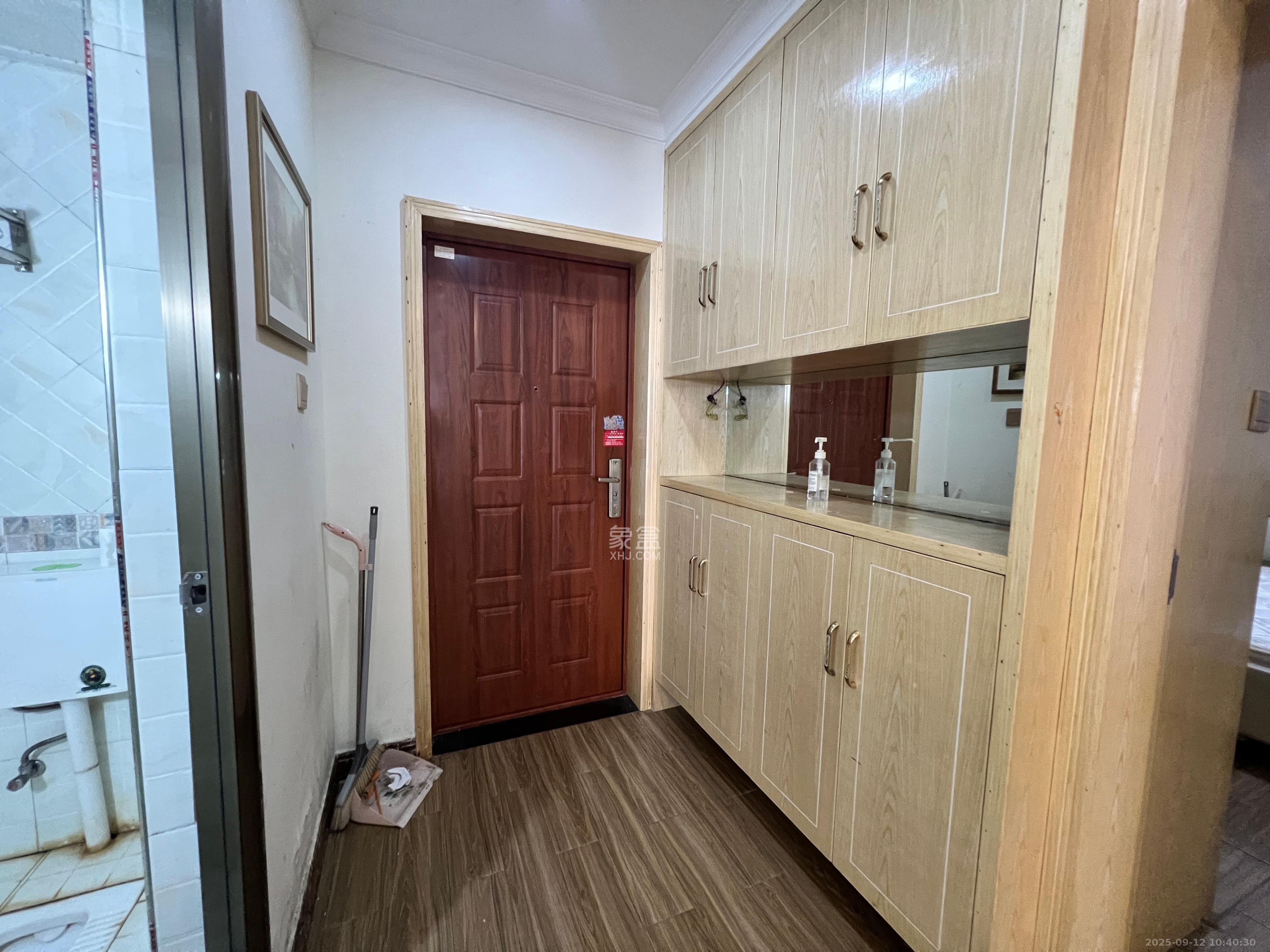 中城丽景香山园  1室1厅1卫    1600.0元/月 中城丽景香山园  1室1厅1卫    1600.0元/月室内图