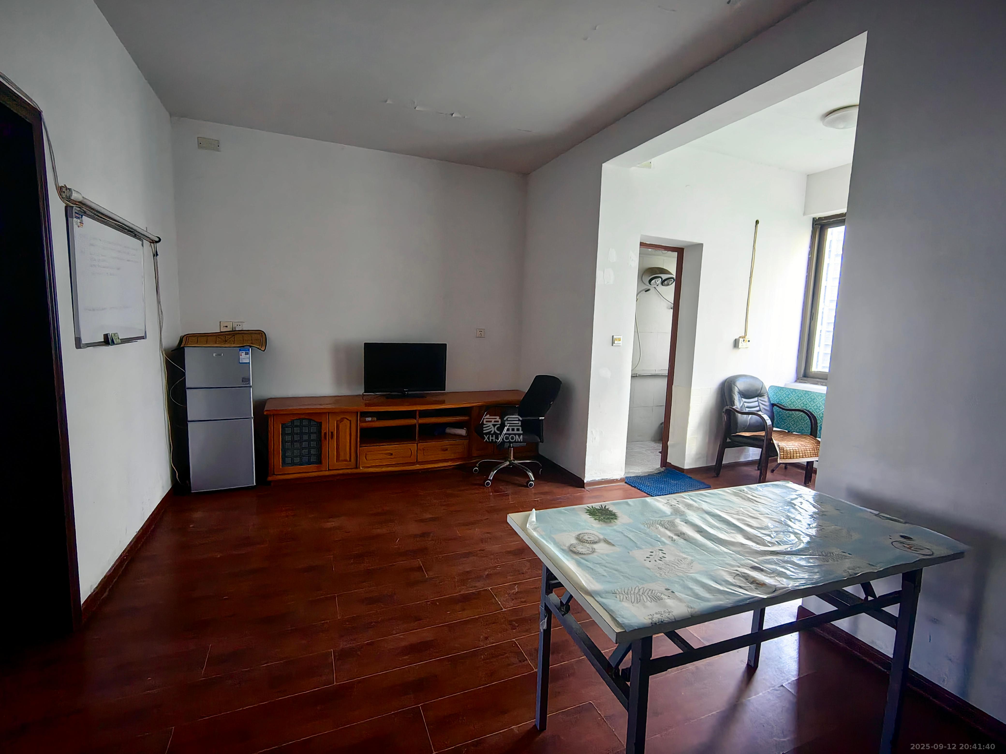 省航空工业局宿舍(嘉盛华庭老6,8栋)  2室2厅1卫    1050.0元/月 省航空工业局宿舍(嘉盛华庭老6,8栋)  2室2厅1卫    1050.0元/月室内图