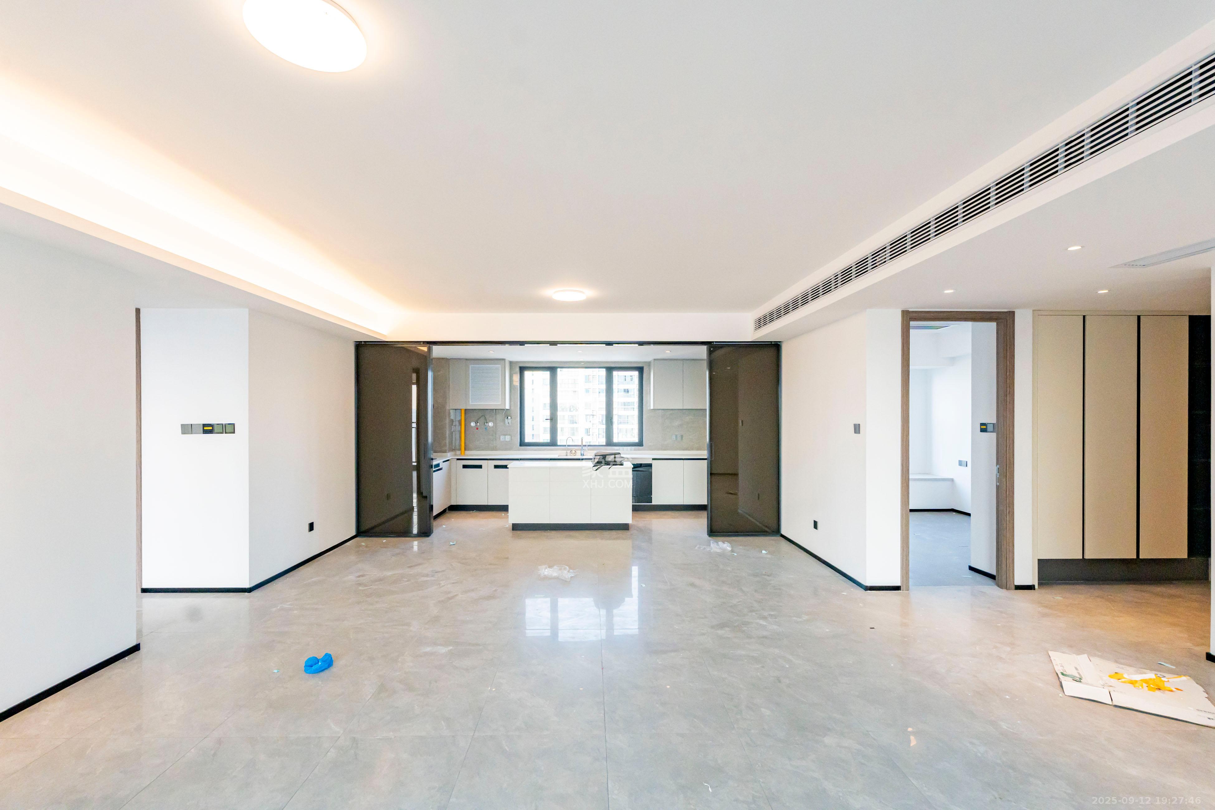 万科半岛国际 4室2厅1卫 215.0万 万科半岛国际 4室2厅1卫 215.0万客厅