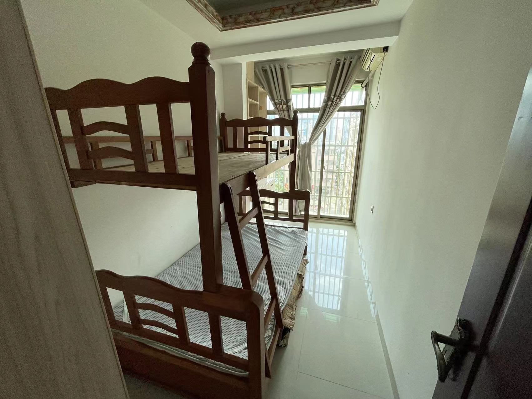 易瓒良庄 3室2厅1卫 2200.0元/月 易瓒良庄 3室2厅1卫 2200.0元/月室内图