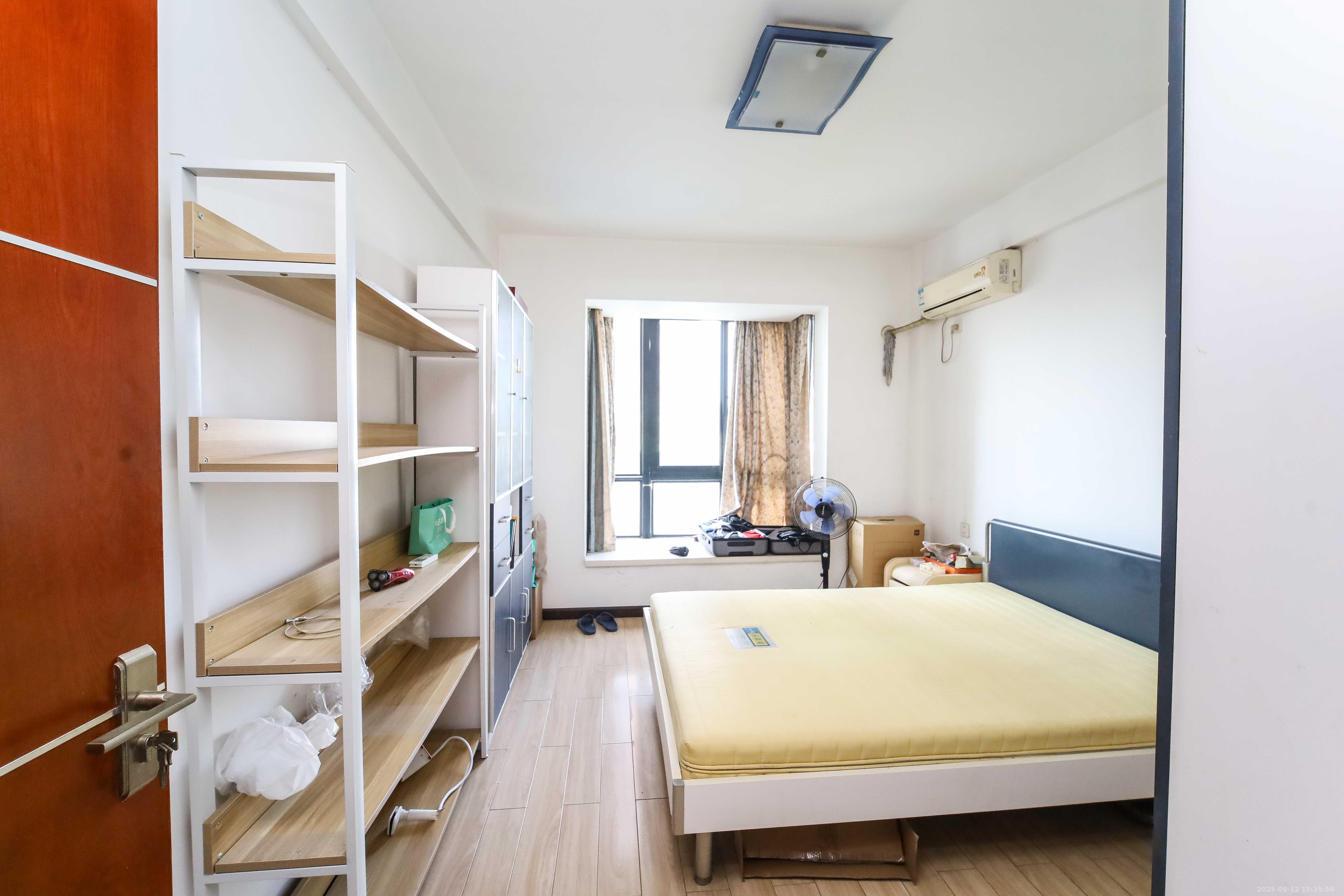 浏阳河畔家园  3室2厅2卫    88.0万卧室