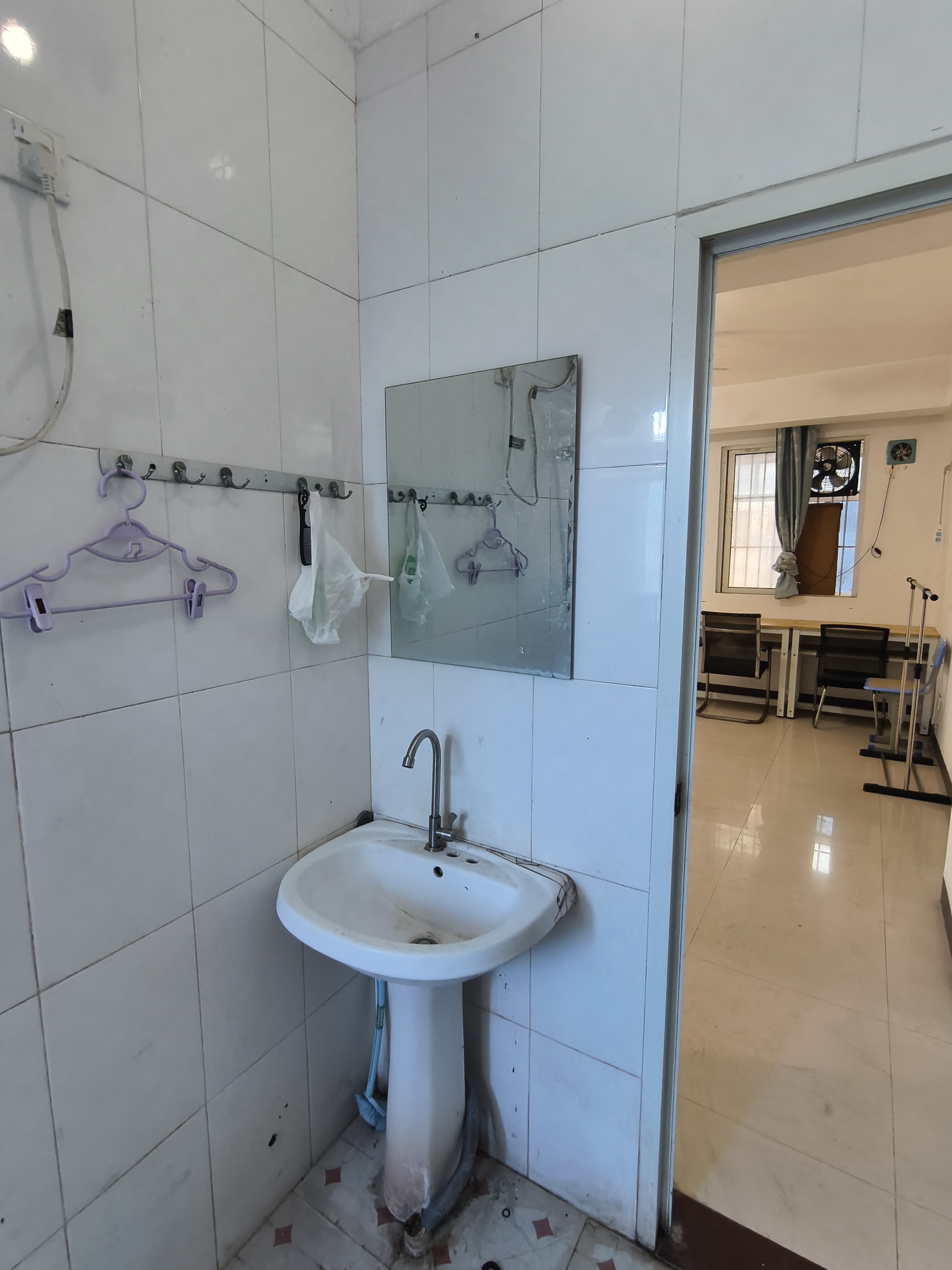 海富大厦  2室1厅1卫    1700.0元/月 海富大厦  2室1厅1卫    1700.0元/月室内图