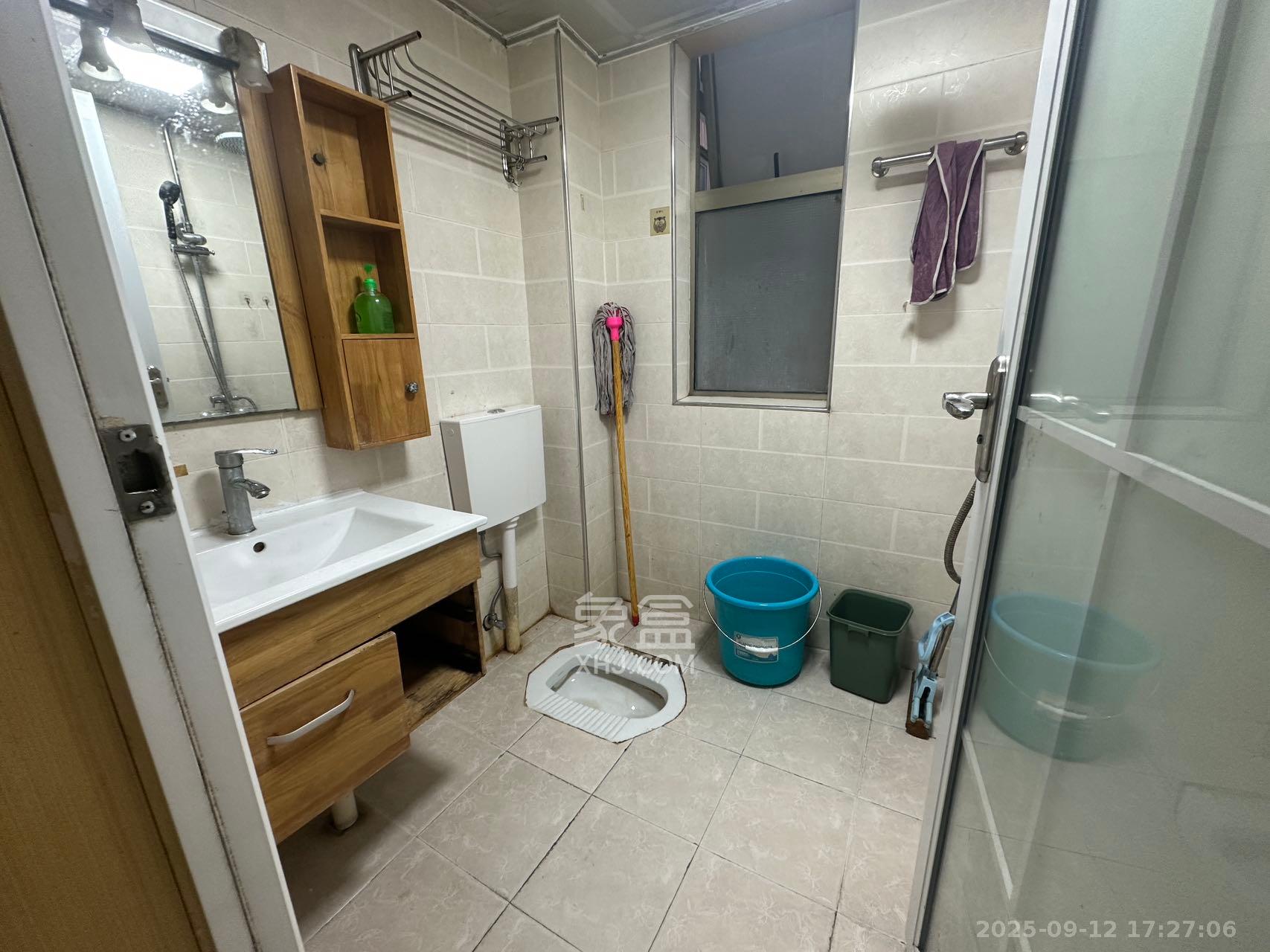 岳泰理想城 1室2厅1卫 2500.0元/月 岳泰理想城 1室2厅1卫 2500.0元/月室内图