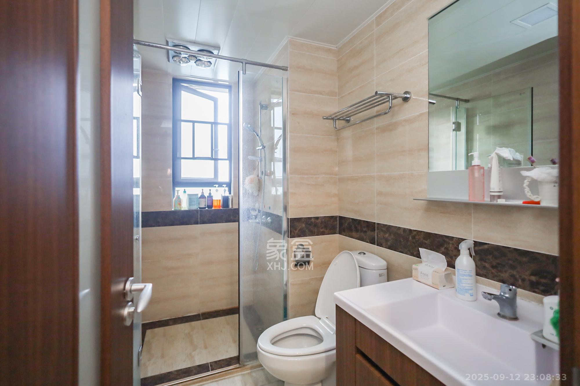 万科里金域国际  4室2厅2卫    246.0万卫生间