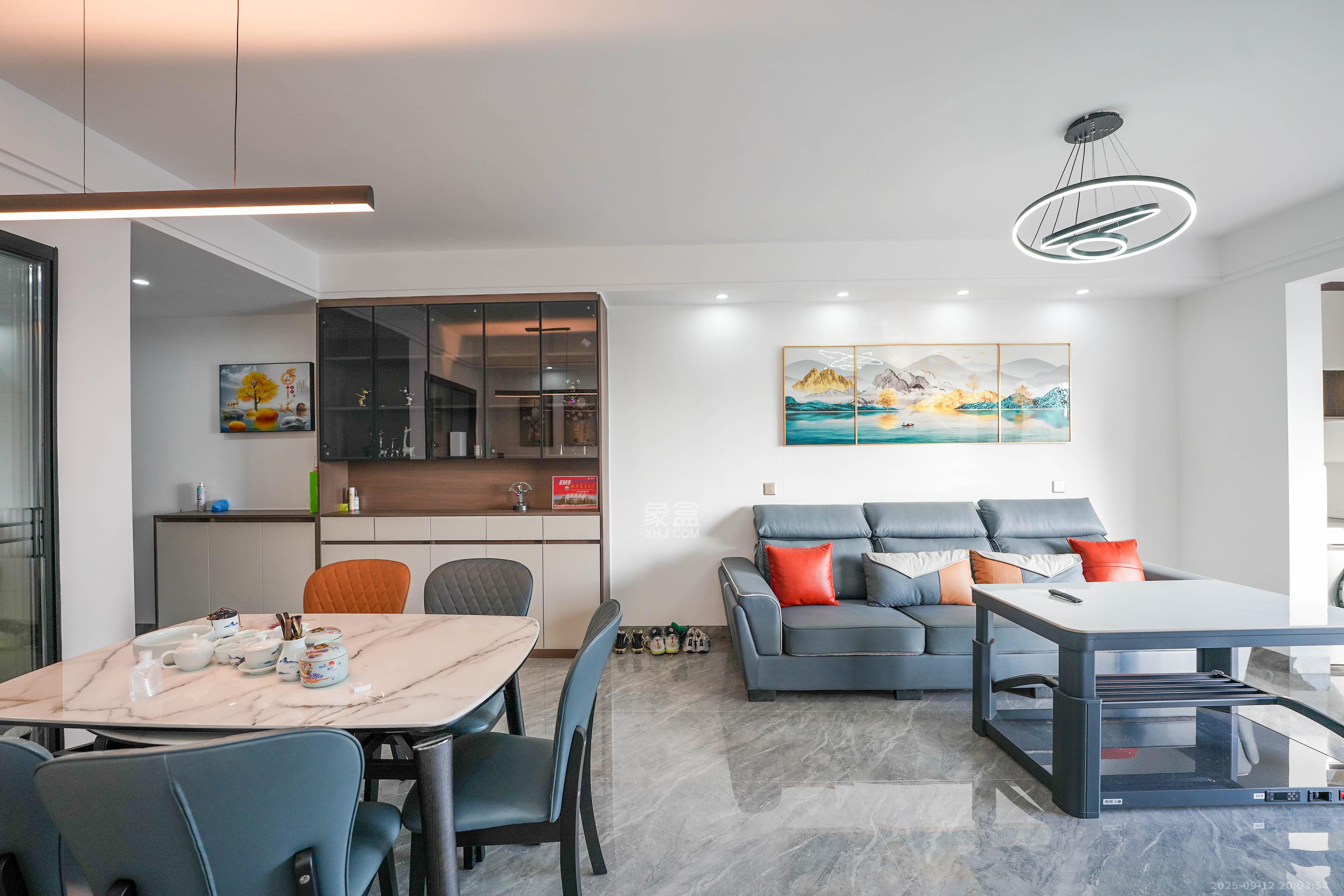 旭辉雨金广场 3室2厅2卫 108.0万 旭辉雨金广场 3室2厅2卫 108.0万客厅