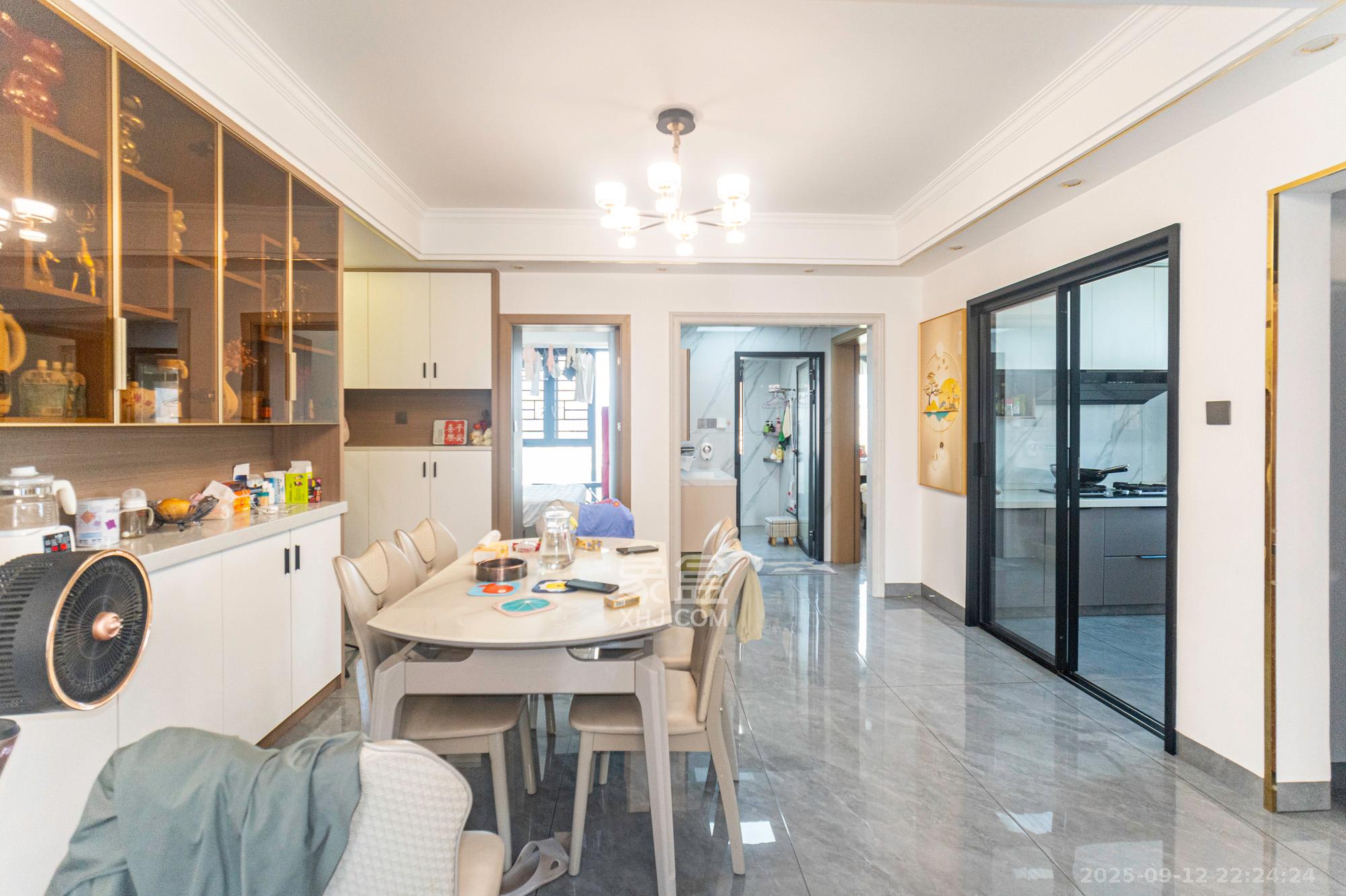 日盛湖湘花苑  3室2厅2卫    95.0万 日盛湖湘花苑  3室2厅2卫    95.0万客厅