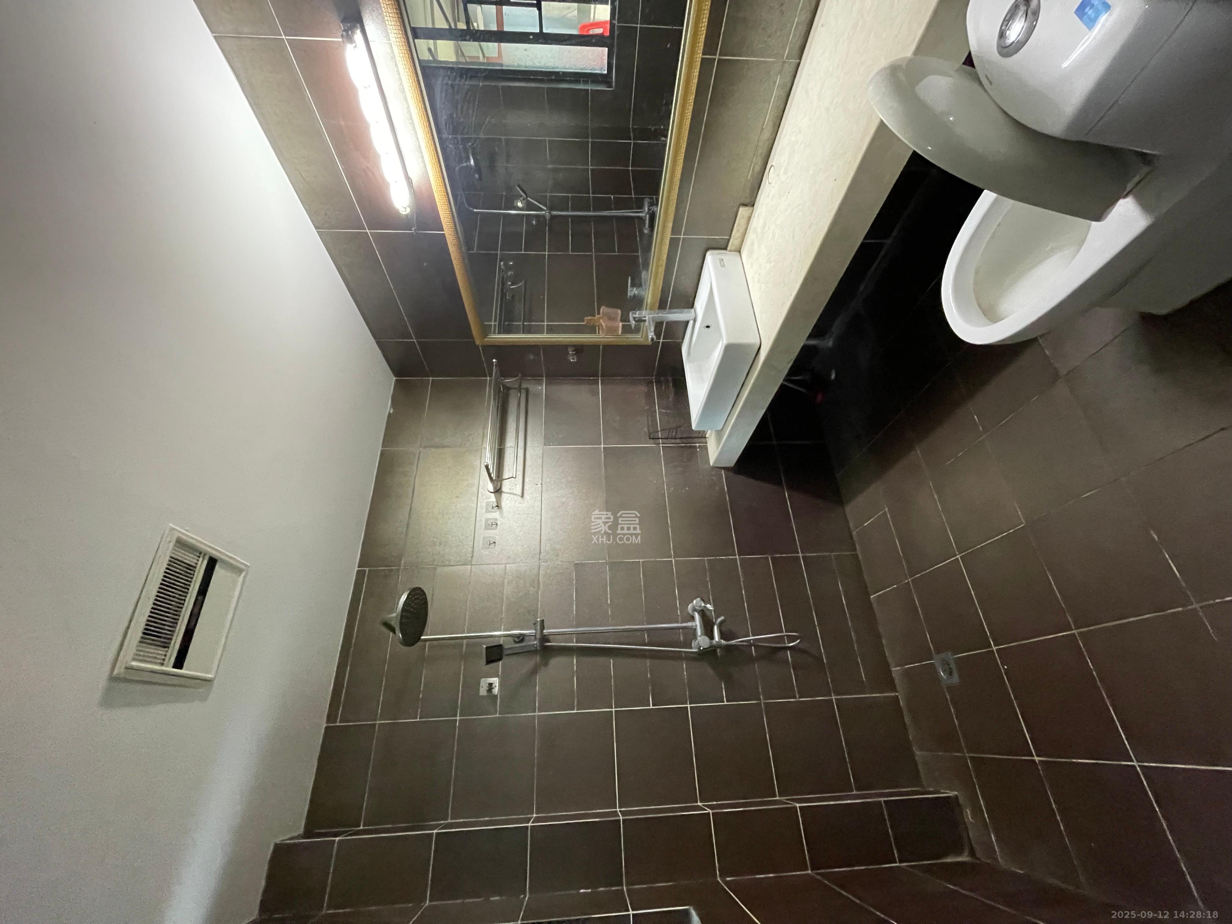 藏珑湖上国际花园 1室2厅2卫 3280.0元/月 藏珑湖上国际花园 1室2厅2卫 3280.0元/月室内图