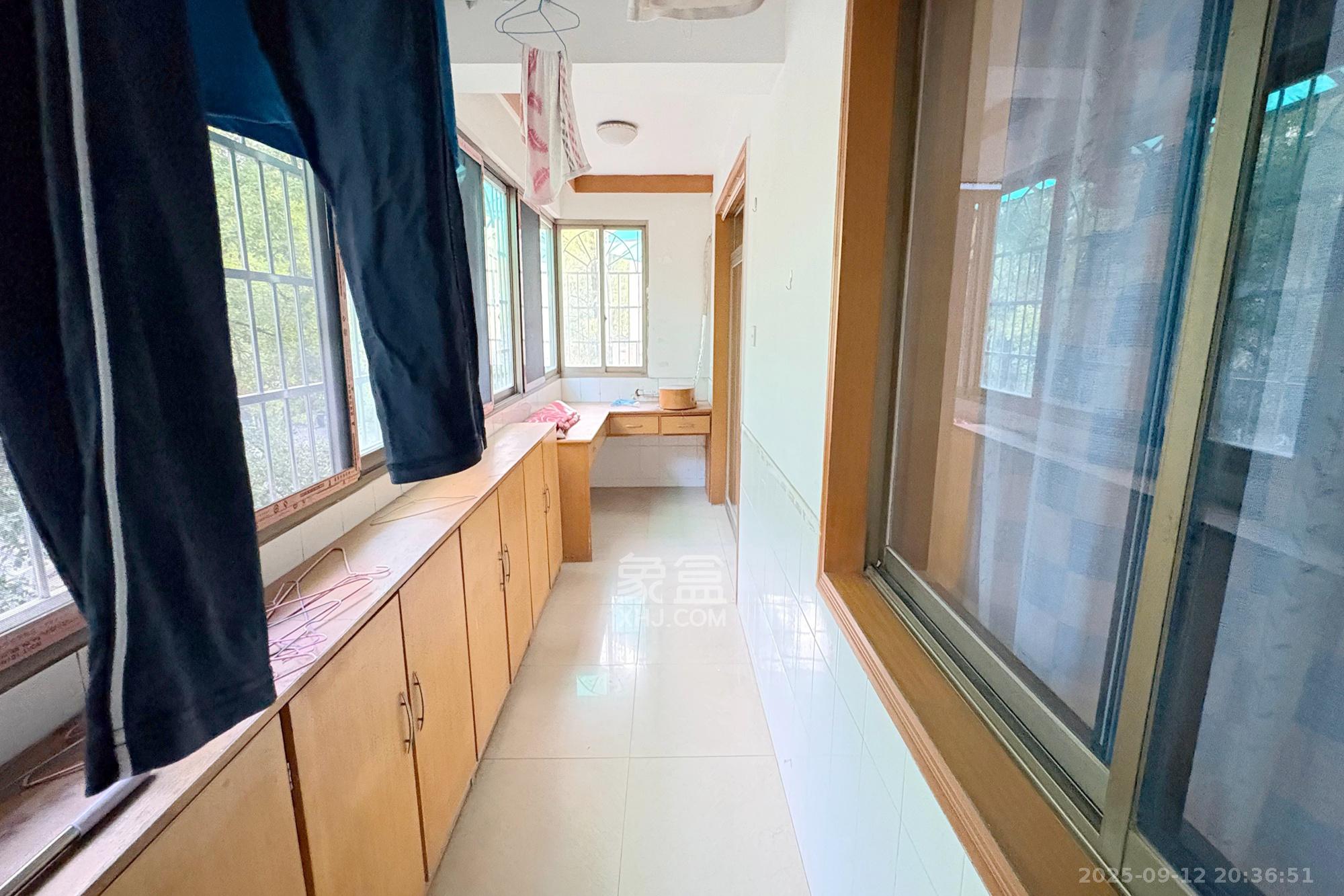 西南明苑  3室2厅2卫   82.50万阳台