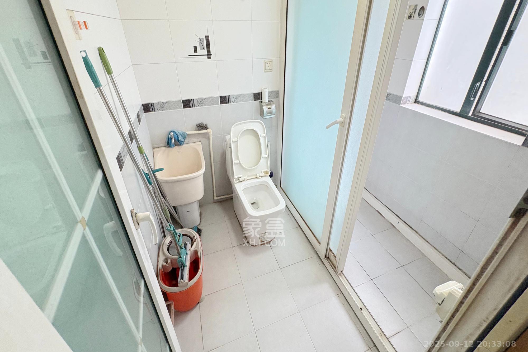 王府花园 3室2厅1卫 165.0万 王府花园 3室2厅1卫 165.0万卫生间