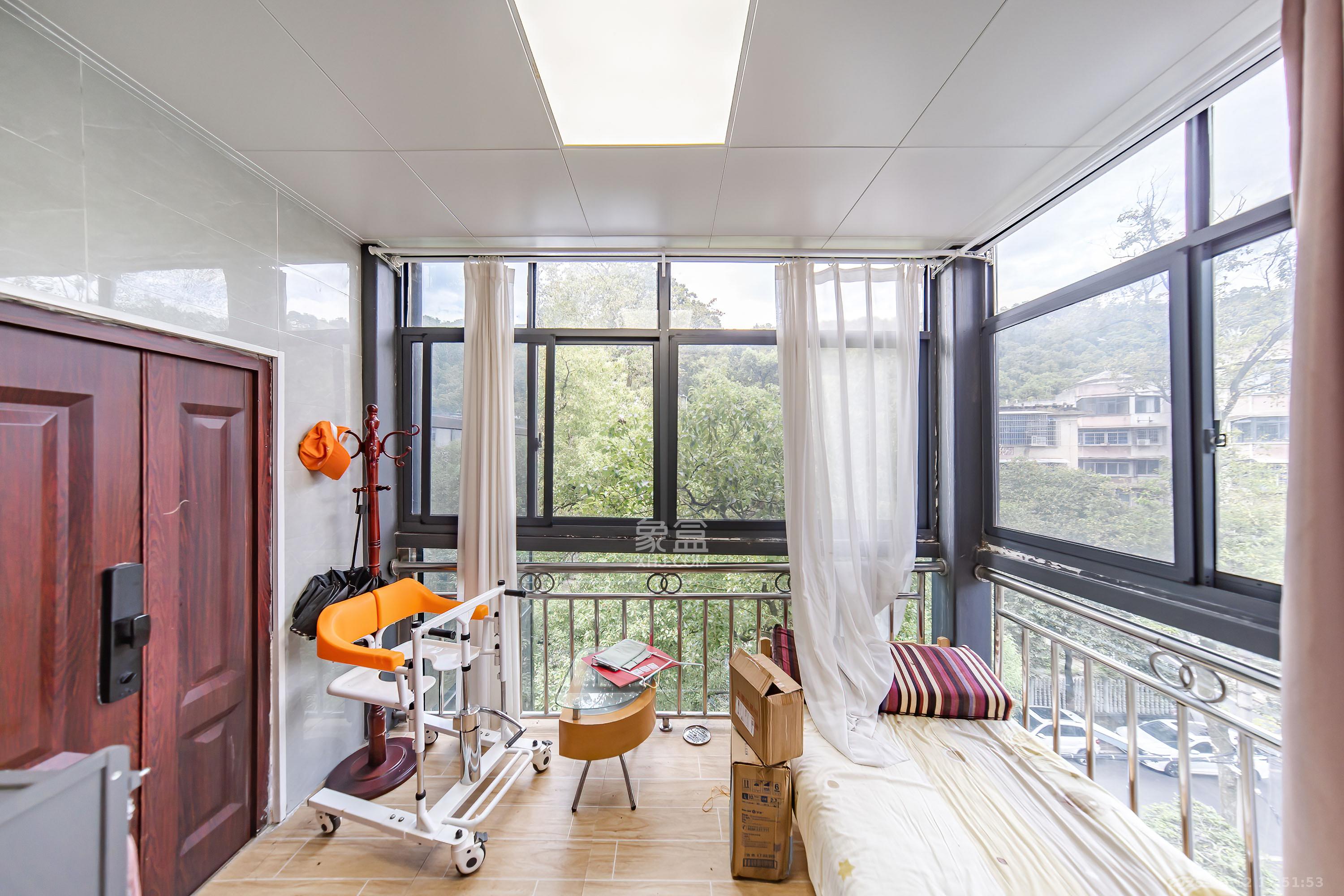 湖南大学红叶楼 3室1厅1卫 77.0万 湖南大学红叶楼 3室1厅1卫 77.0万阳台