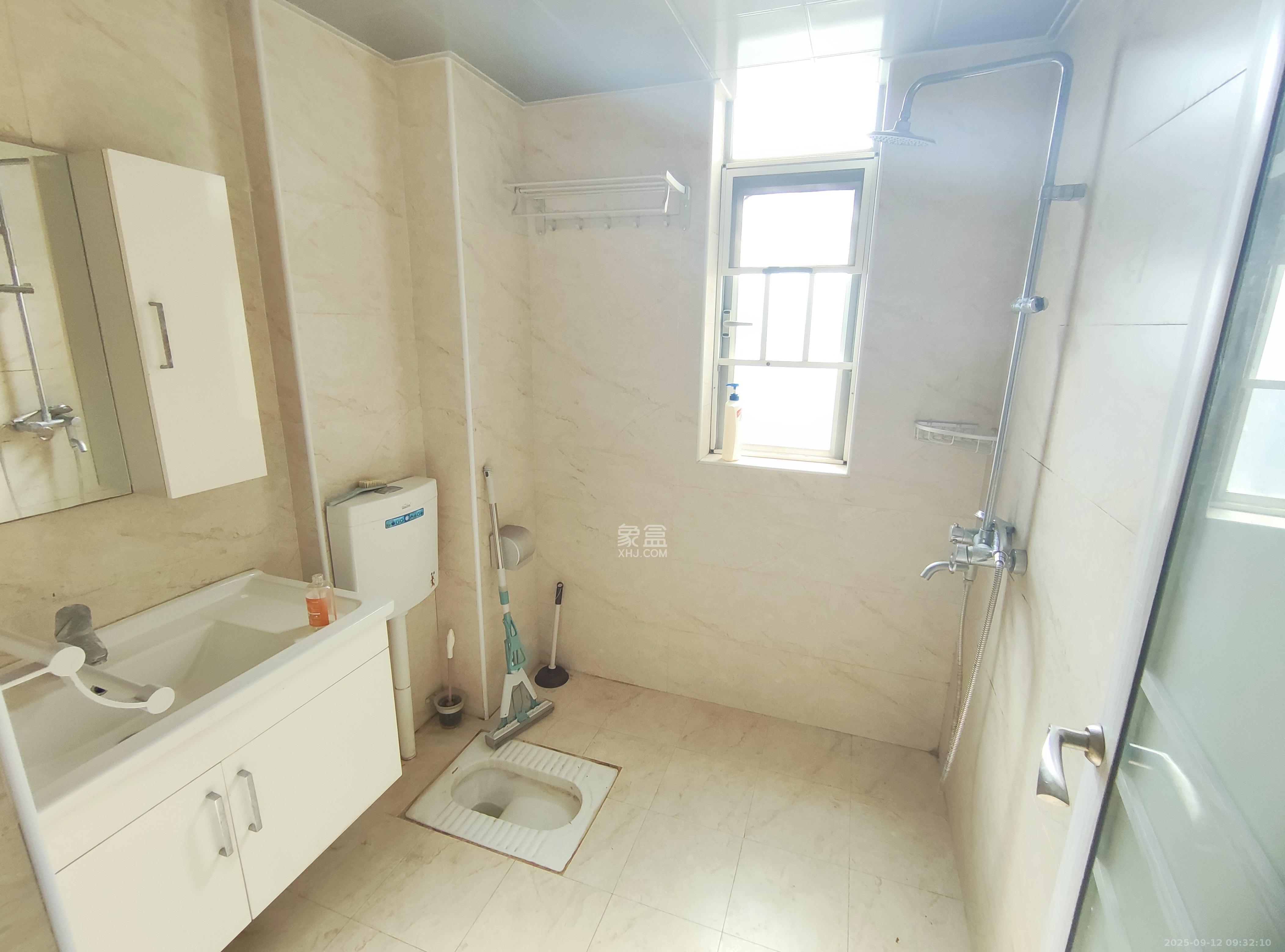 新城新世界一二三期  2室2厅1卫    2400.0元/月室内图