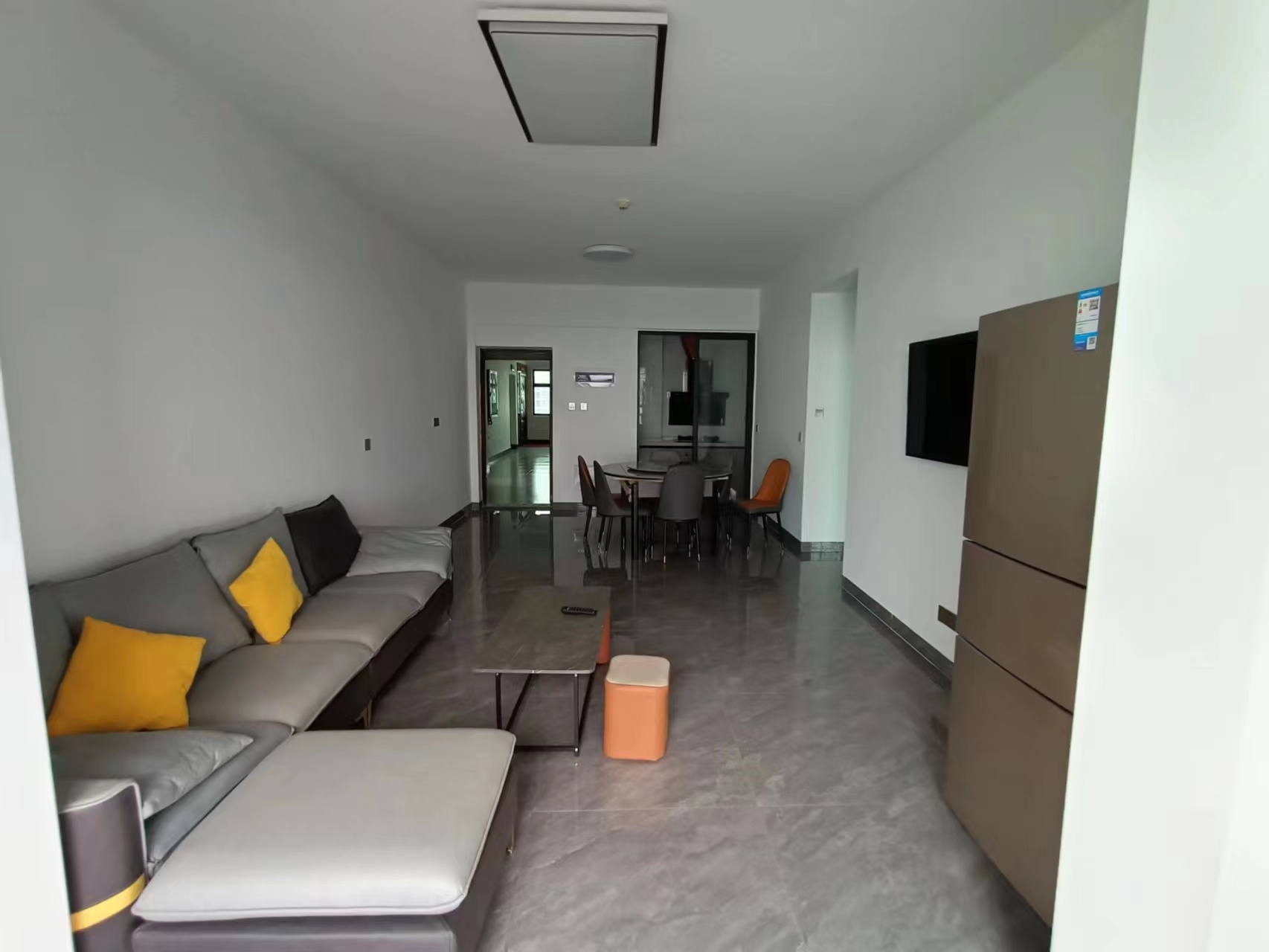 棕榈园(椰海新城3期)  2室2厅1卫    2500.0元/月 棕榈园(椰海新城3期)  2室2厅1卫    2500.0元/月室内图