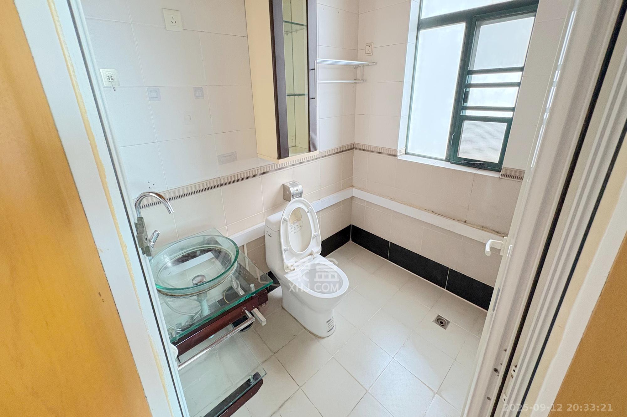 王府花园 3室2厅1卫 165.0万 王府花园 3室2厅1卫 165.0万卫生间