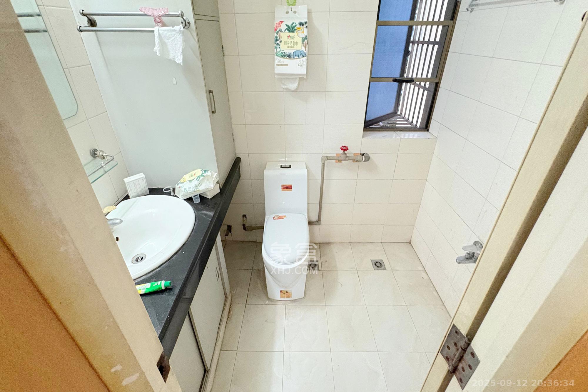 西南明苑  3室2厅2卫   82.50万卫生间