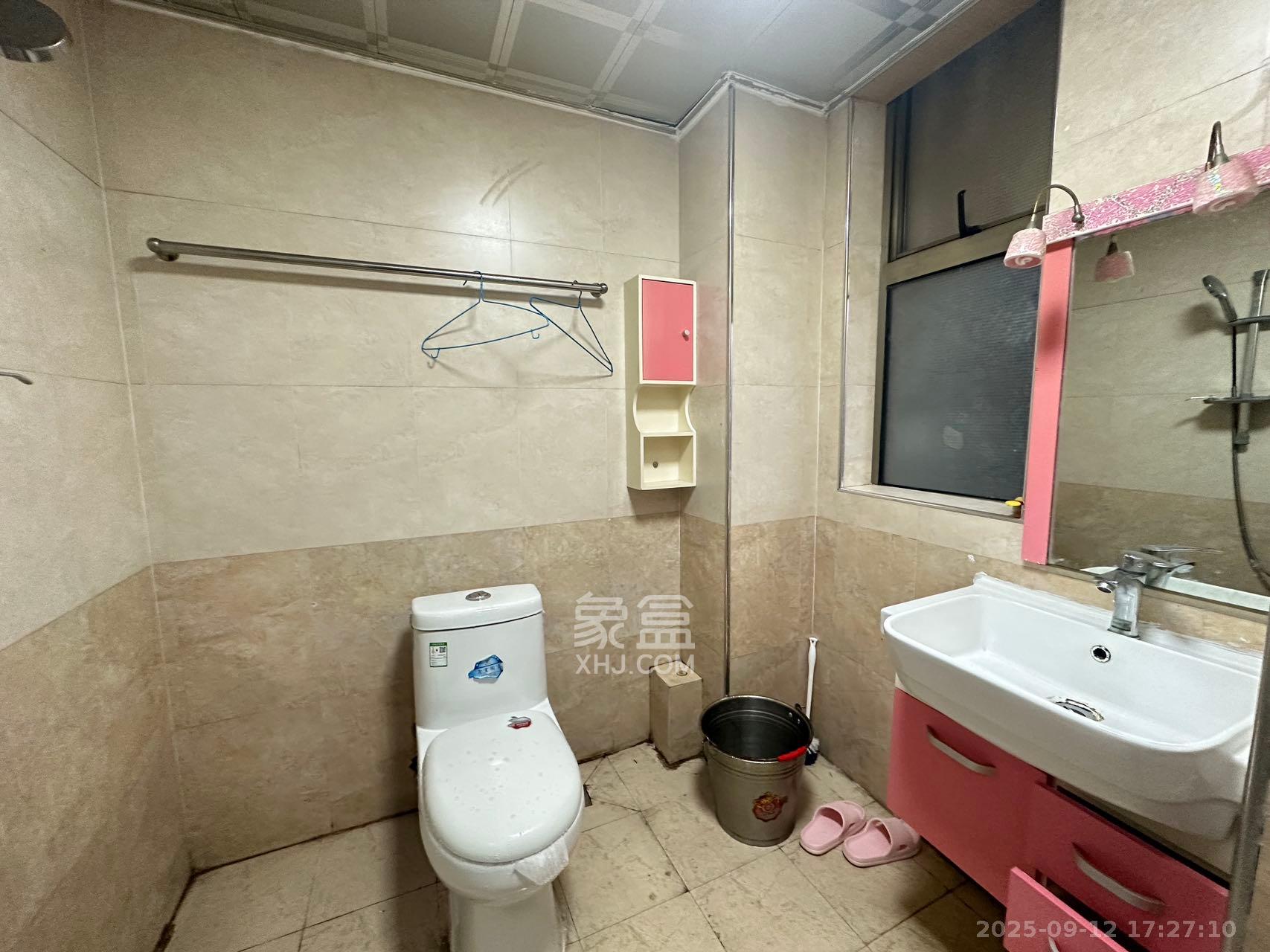 岳泰理想城 1室2厅1卫 2500.0元/月 岳泰理想城 1室2厅1卫 2500.0元/月室内图