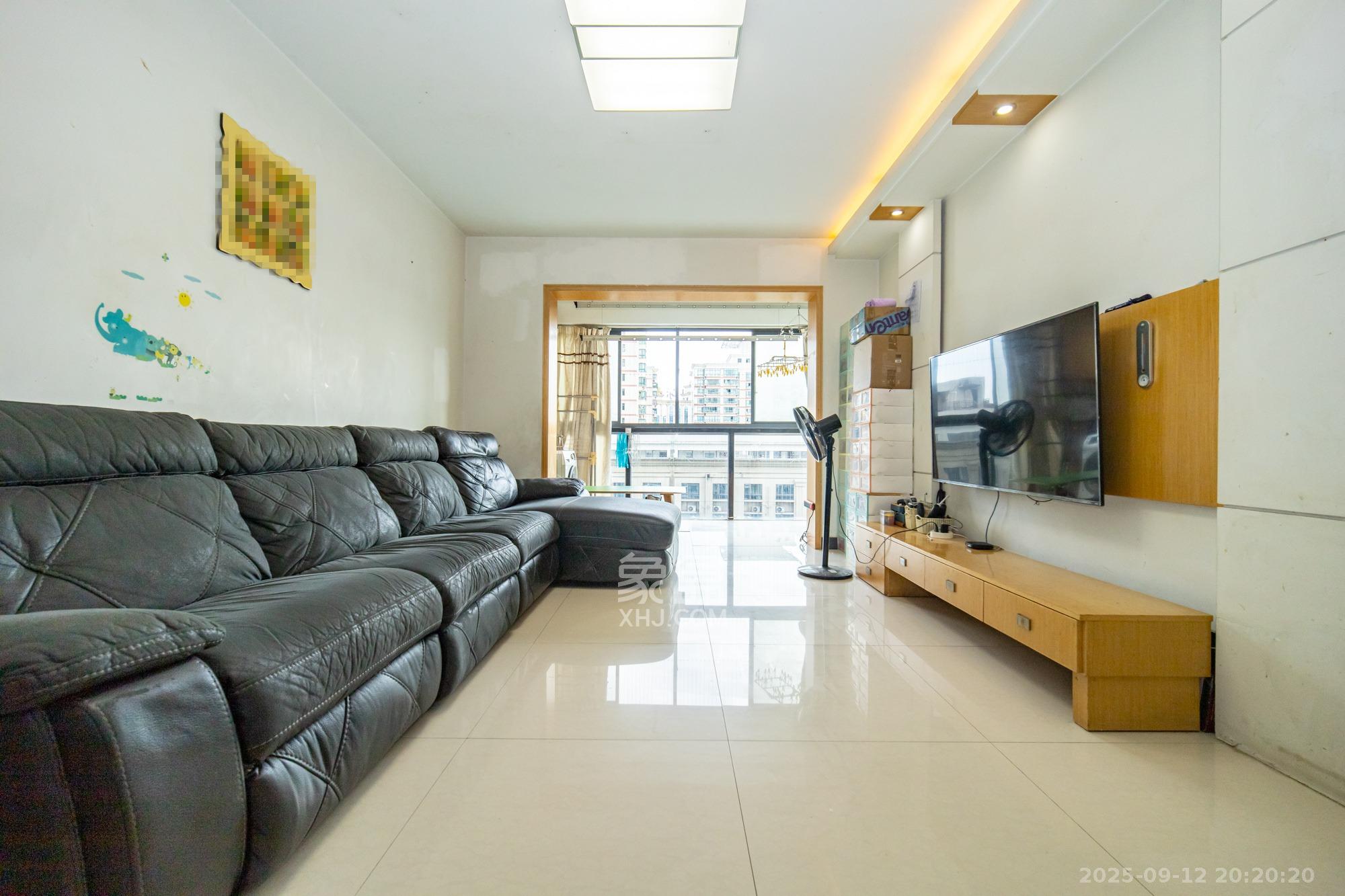 尚都花园城  2室2厅1卫    39.8万 尚都花园城  2室2厅1卫    39.8万客厅