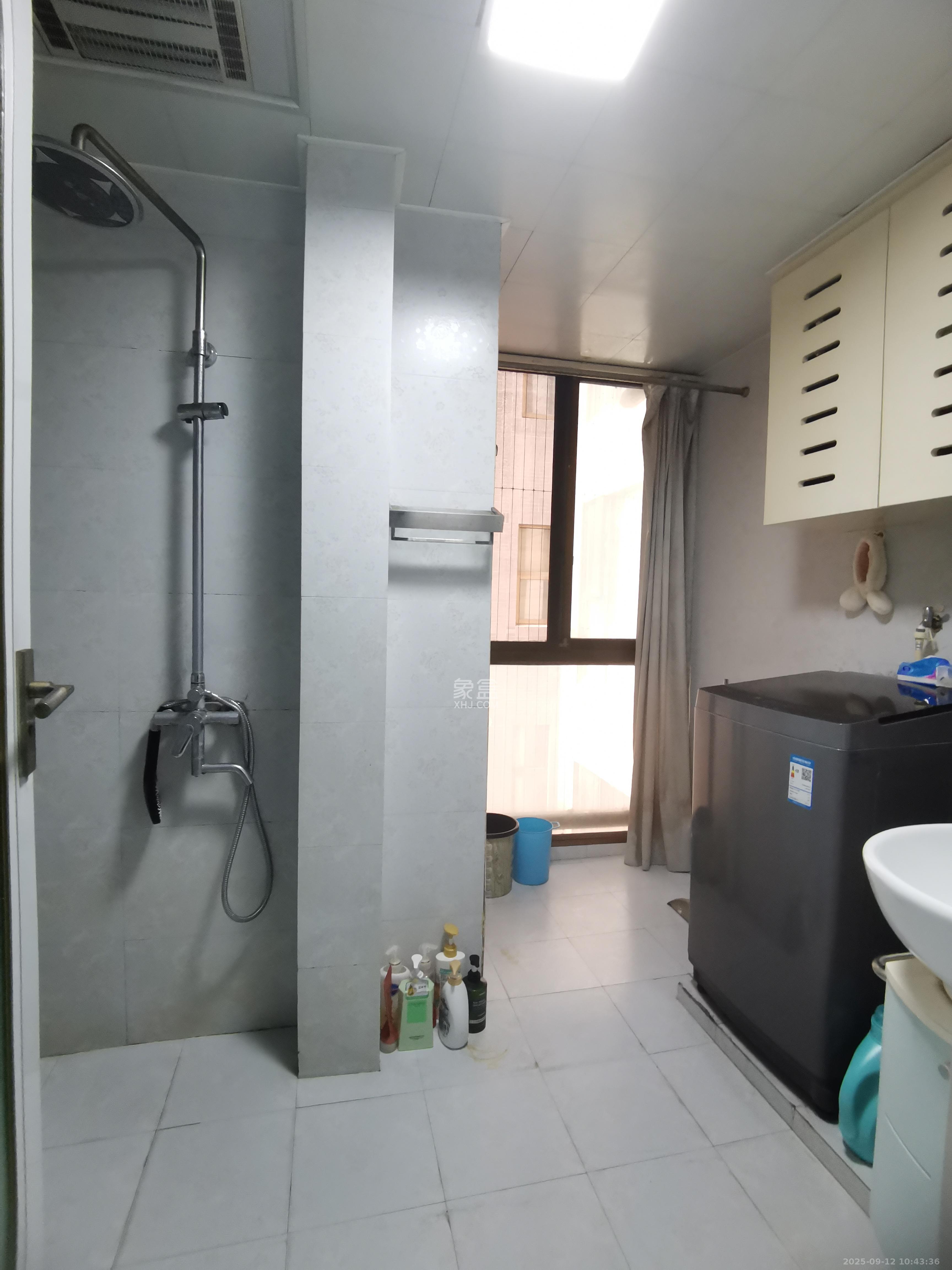 岳泰理想城  1室2厅1卫    2500.0元/月室内图