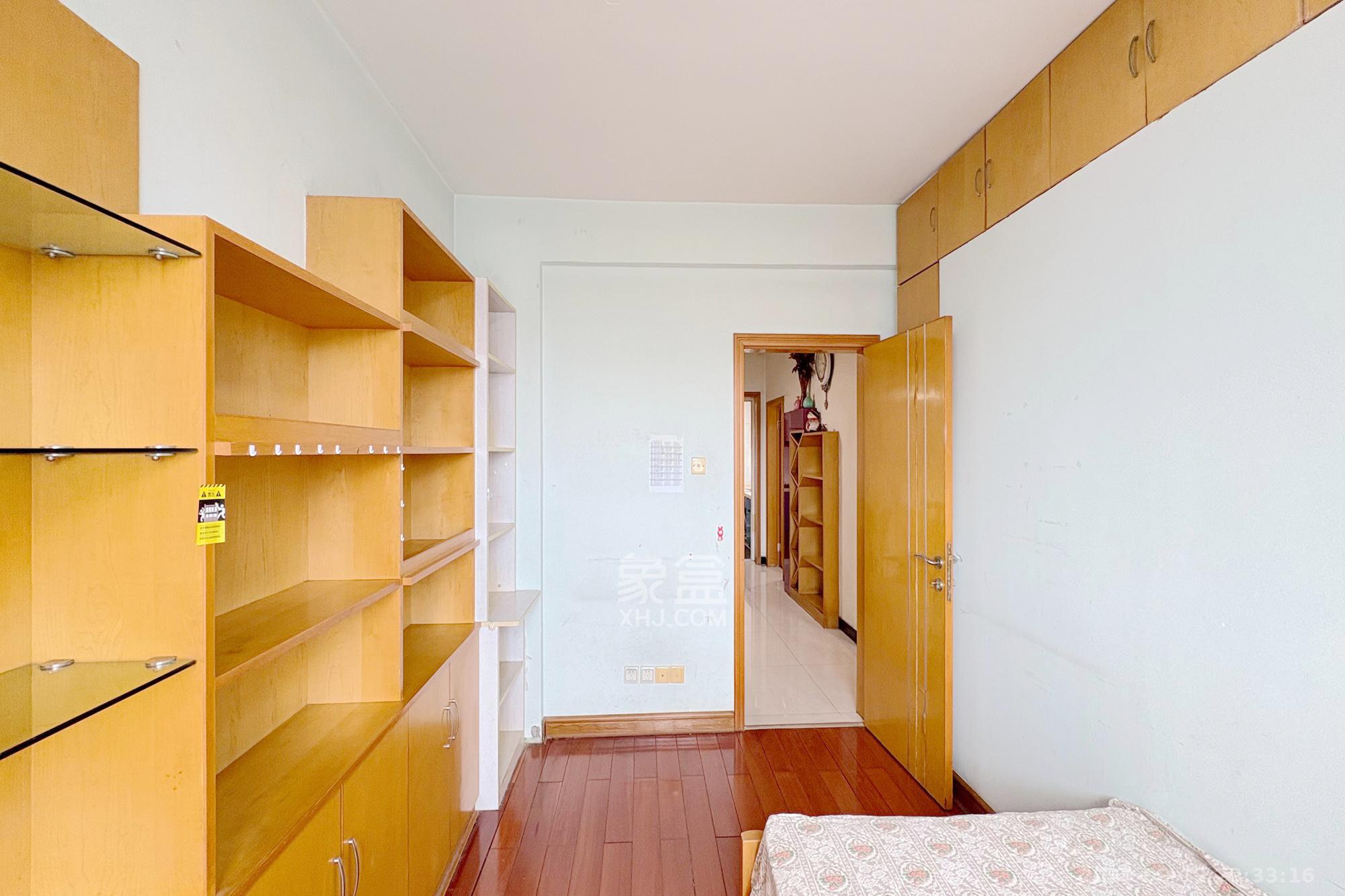 王府花园 3室2厅1卫 165.0万 王府花园 3室2厅1卫 165.0万卧室