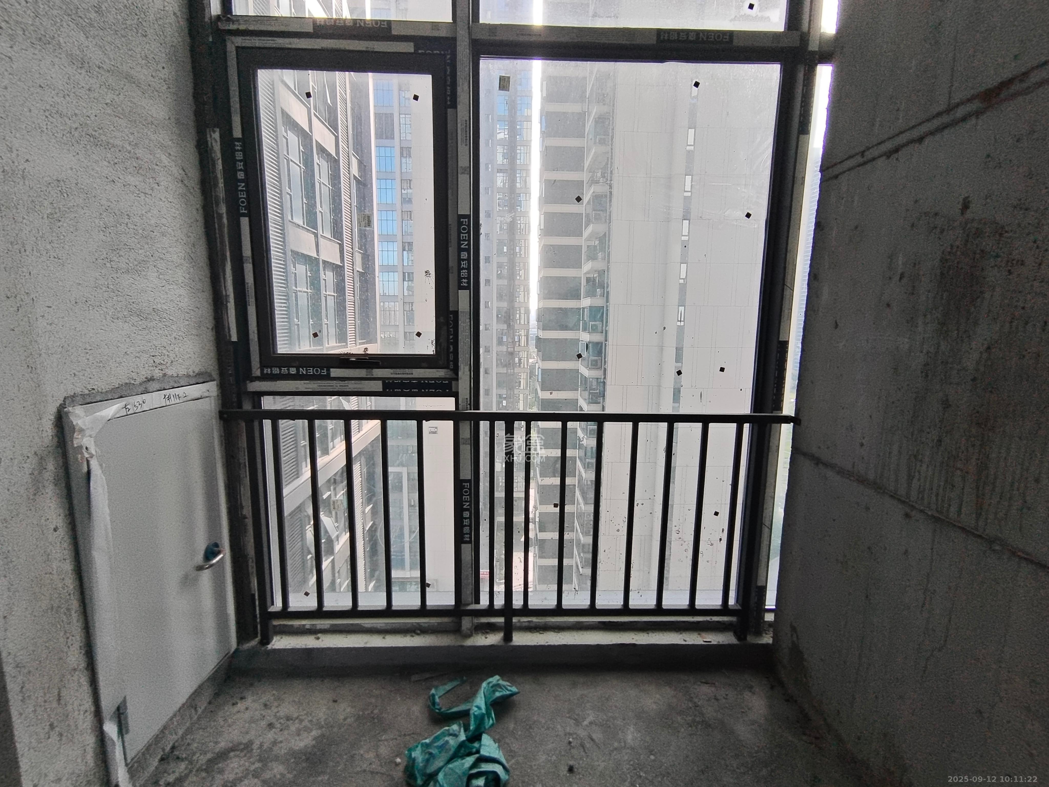 绿地V岛  1室1厅1卫    1500.0元/月室内图