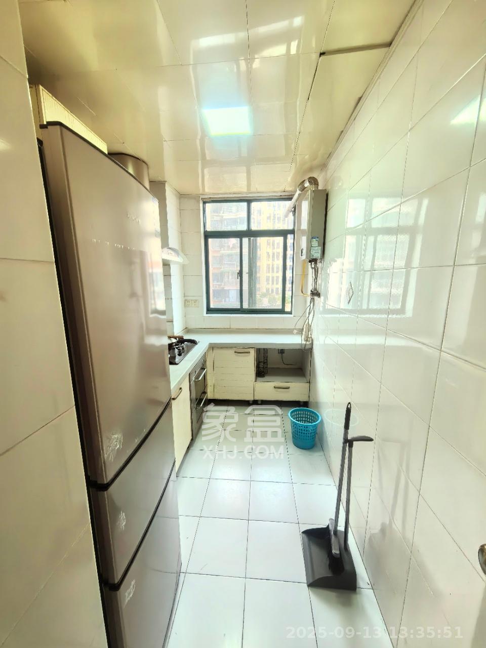 四季阳光花城  3室2厅2卫    3400.0元/月室内图