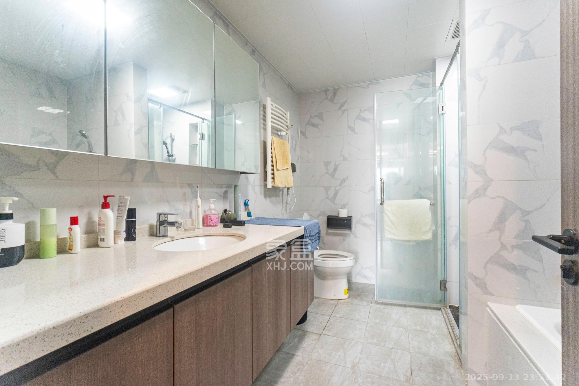 绿地V岛  4室2厅2卫    320.0万卫生间