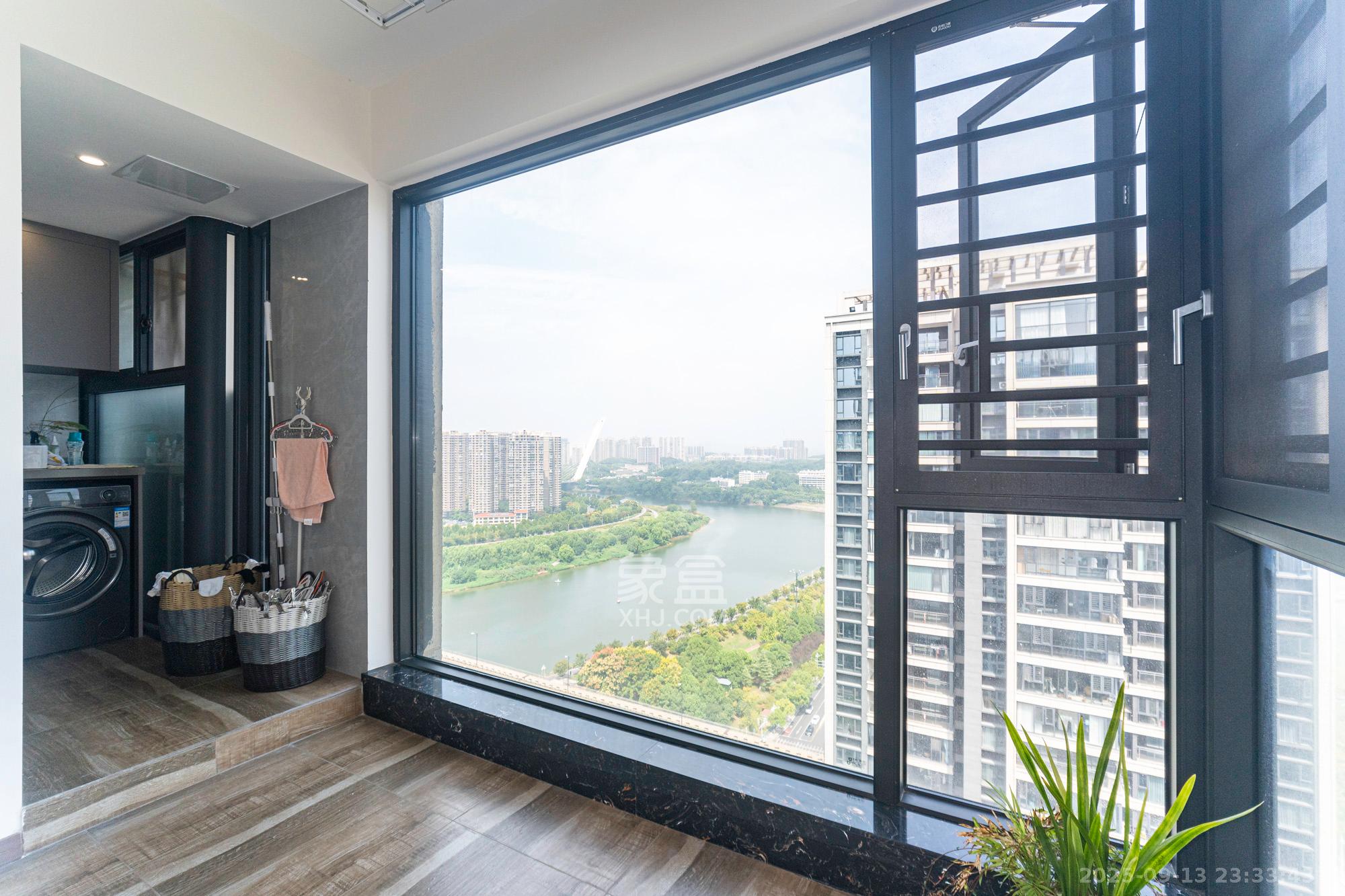 绿地V岛  4室2厅2卫    320.0万阳台