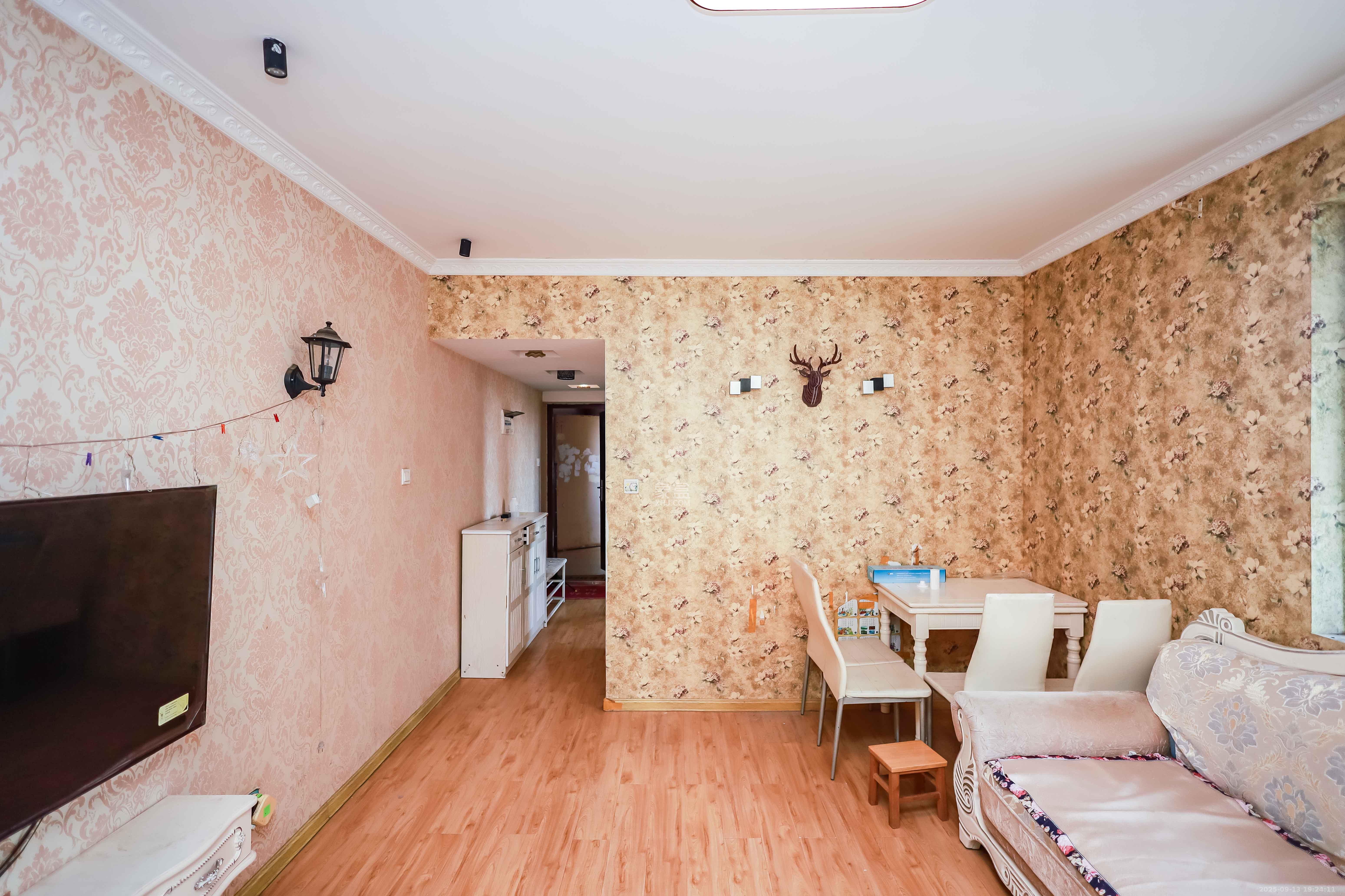 诚兴园 2室2厅1卫 58.0万 诚兴园 2室2厅1卫 58.0万客厅