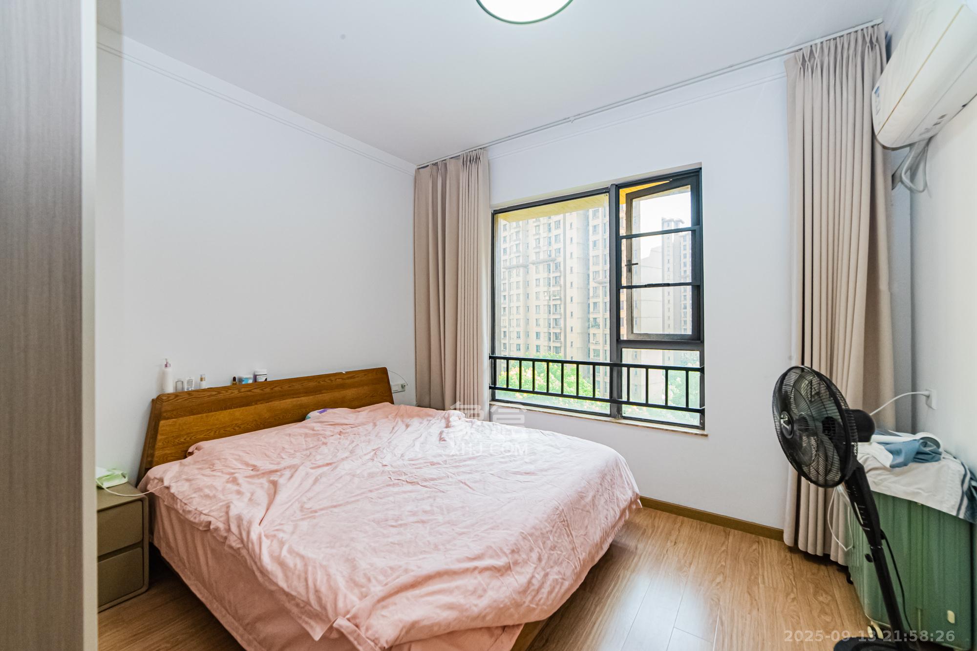 珠江郦城薰衣道  3室2厅1卫    89.0万卧室