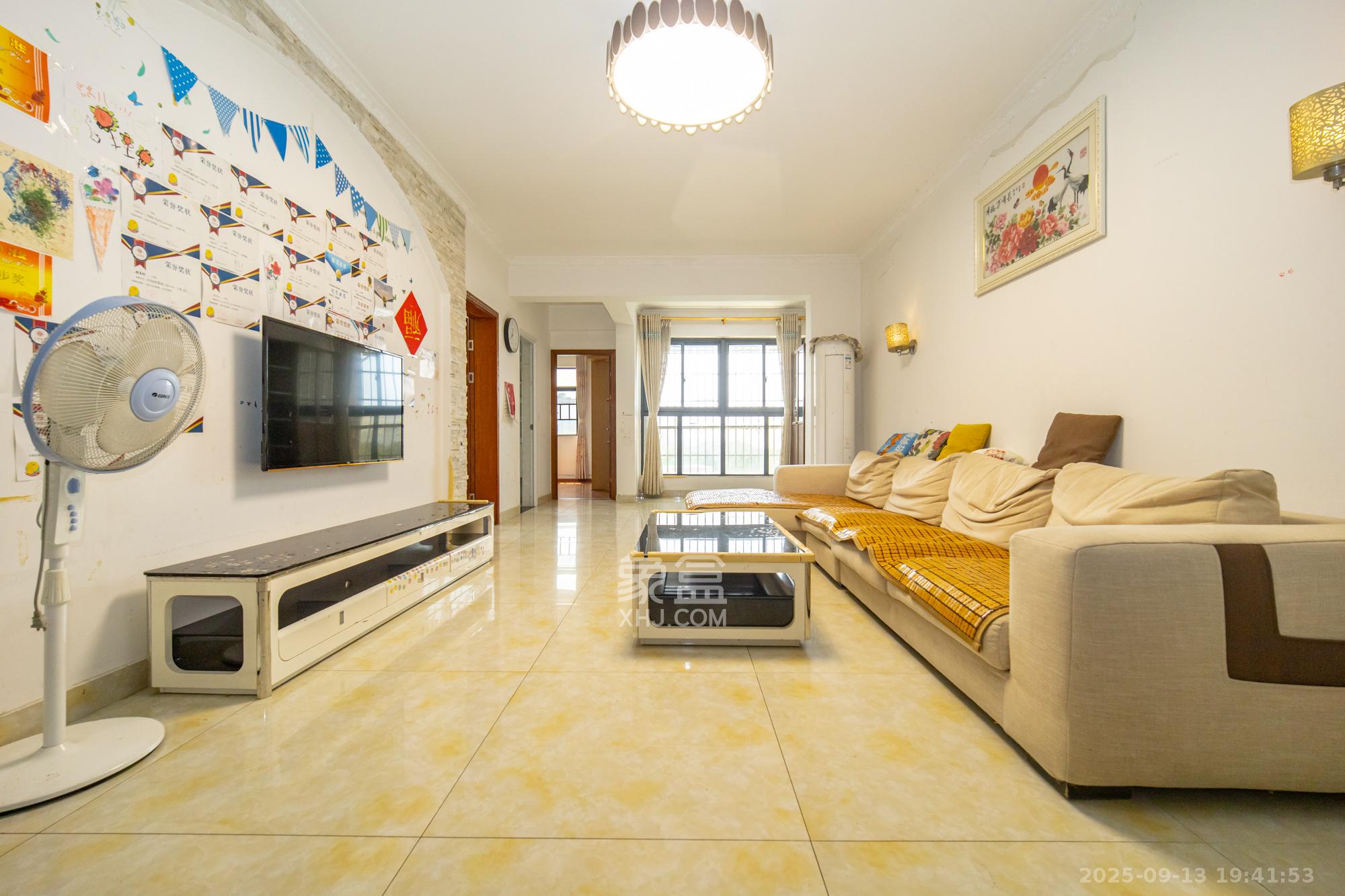 悦湖山  4室2厅1卫    85.0万 悦湖山  4室2厅1卫    85.0万客厅