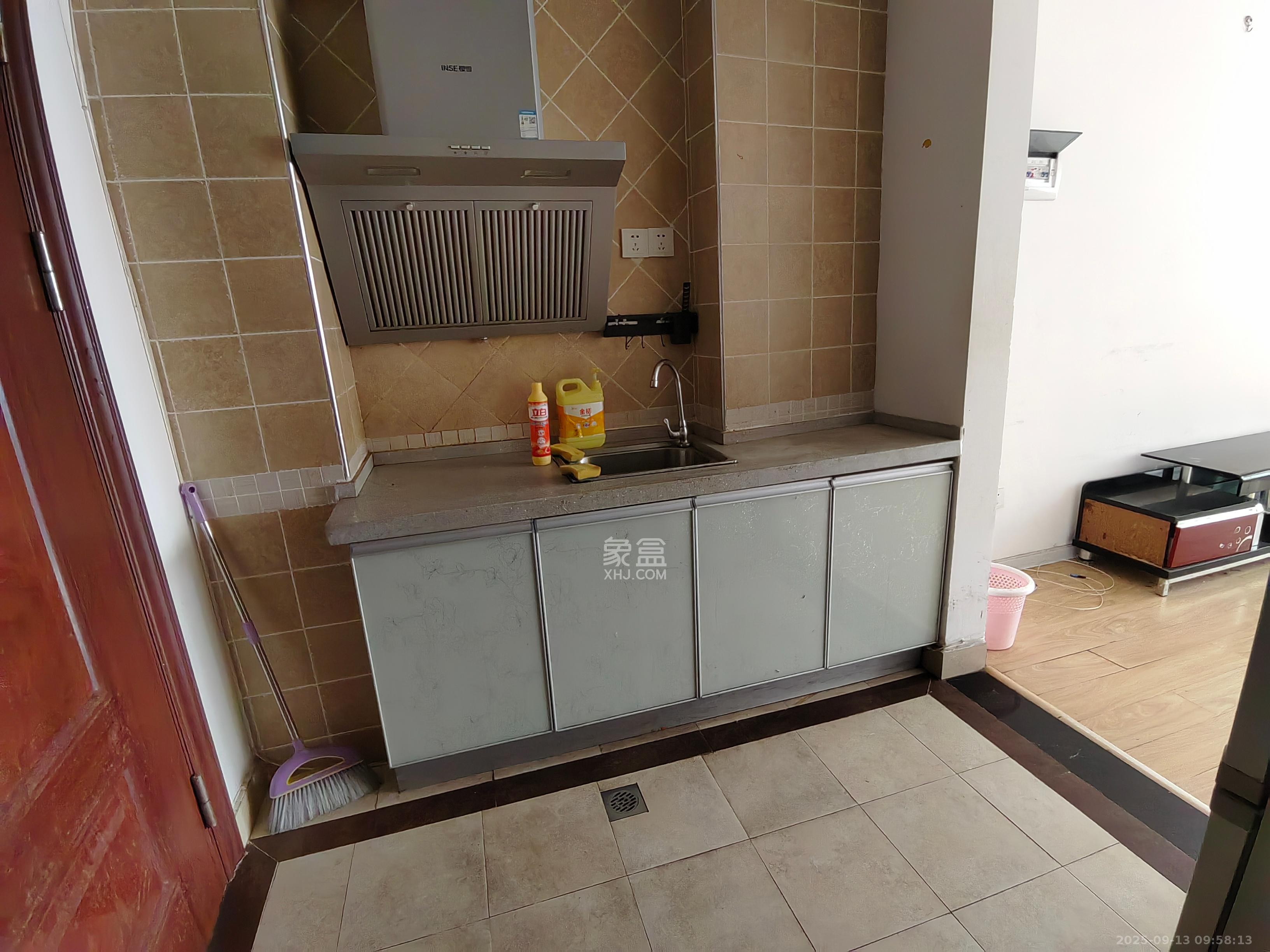 月亮湾草莓街区一、二期  1室1厅1卫    1000.0元/月 月亮湾草莓街区一、二期  1室1厅1卫    1000.0元/月室内图