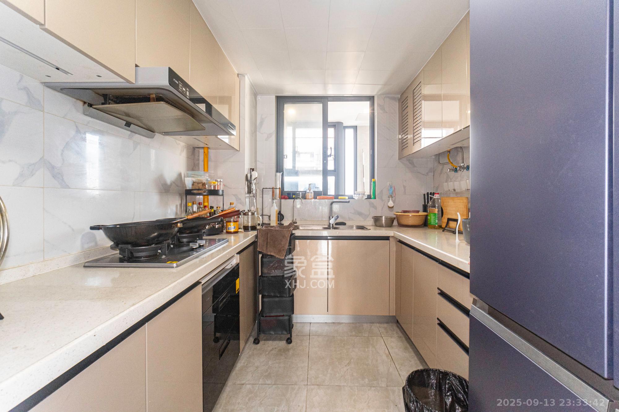 绿地V岛  4室2厅2卫    320.0万厨房