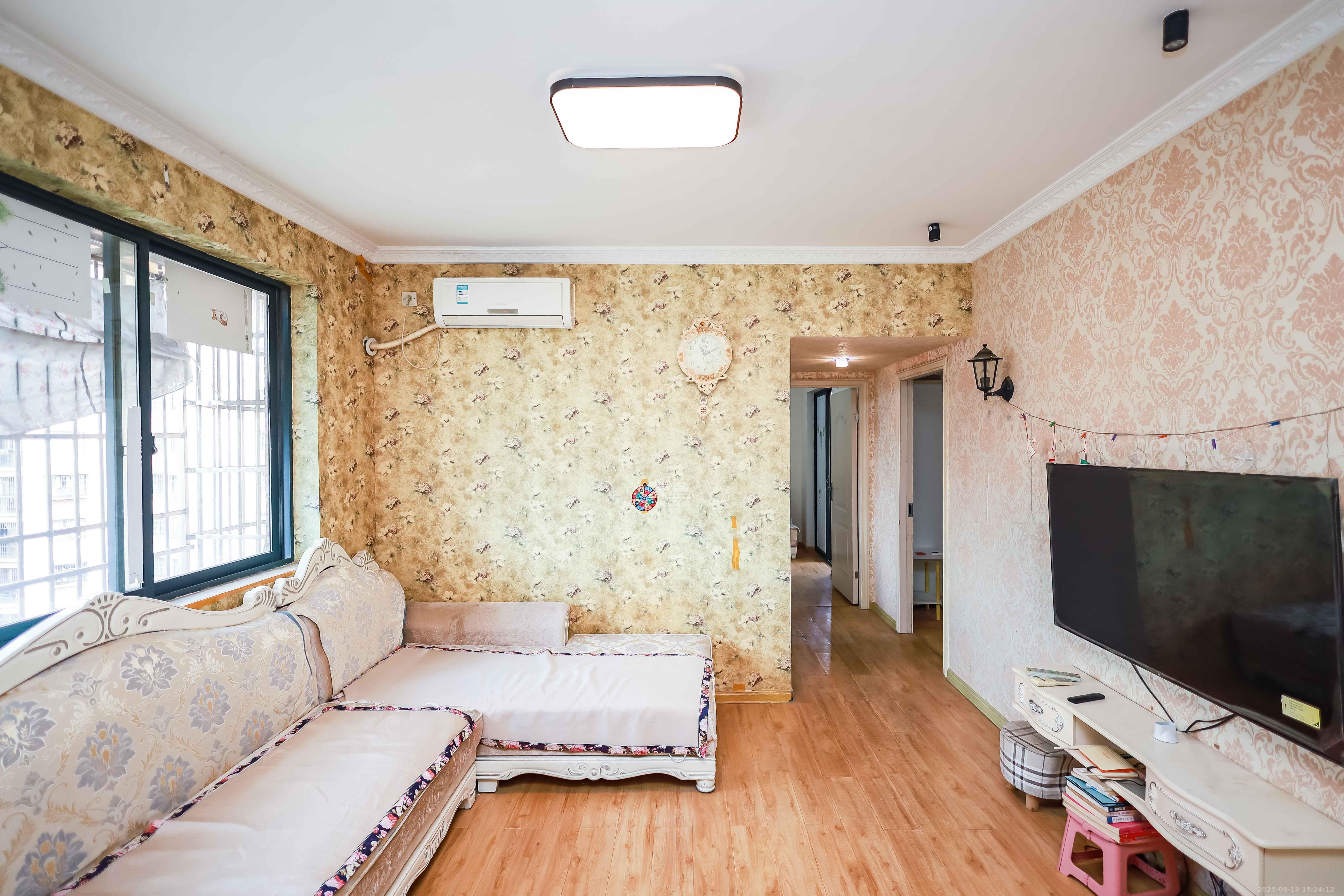 诚兴园  2室2厅1卫    58.0万客厅