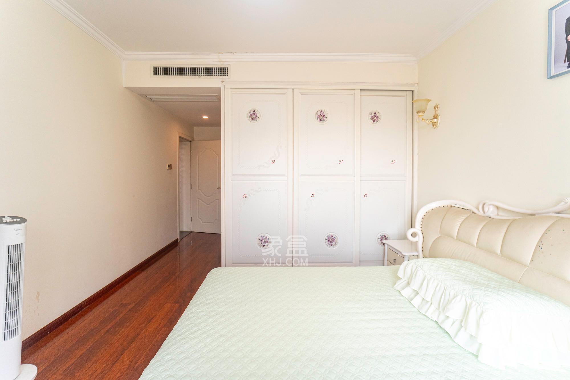 金色比华利  4室2厅2卫    109.5万卧室