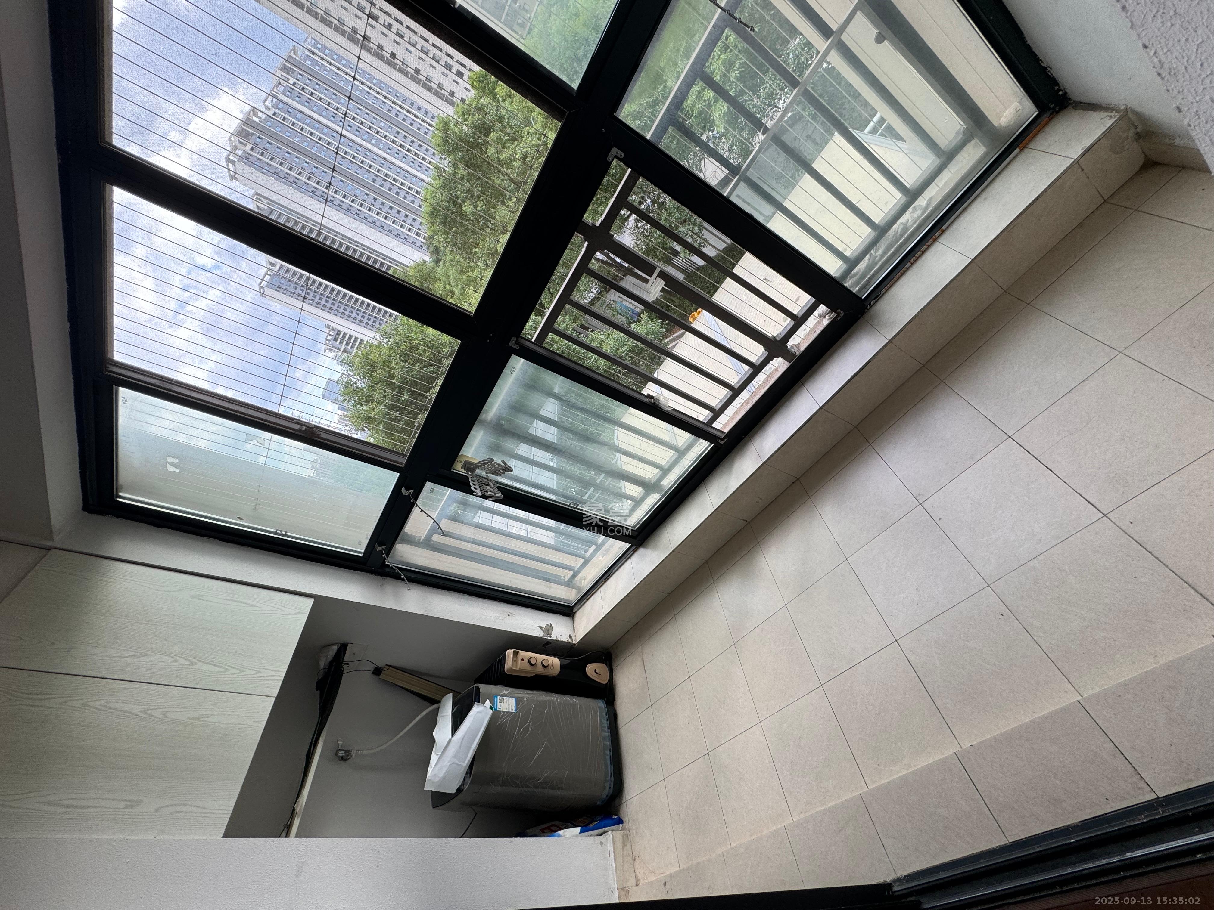 万科城 3室2厅1卫 2300.0元/月 万科城 3室2厅1卫 2300.0元/月室内图