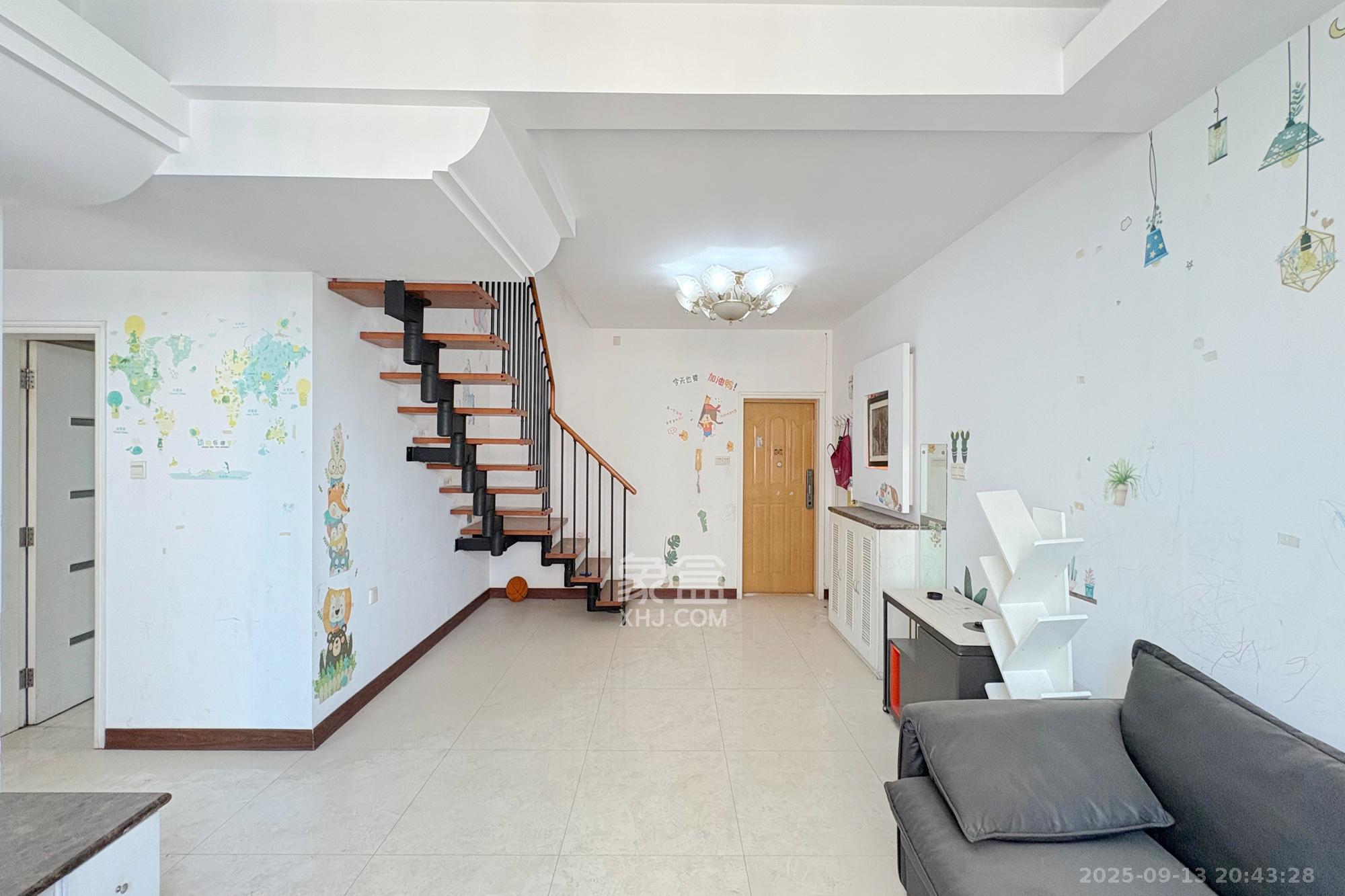 君临天厦  3室2厅1卫    150.0万 君临天厦  3室2厅1卫    150.0万客厅