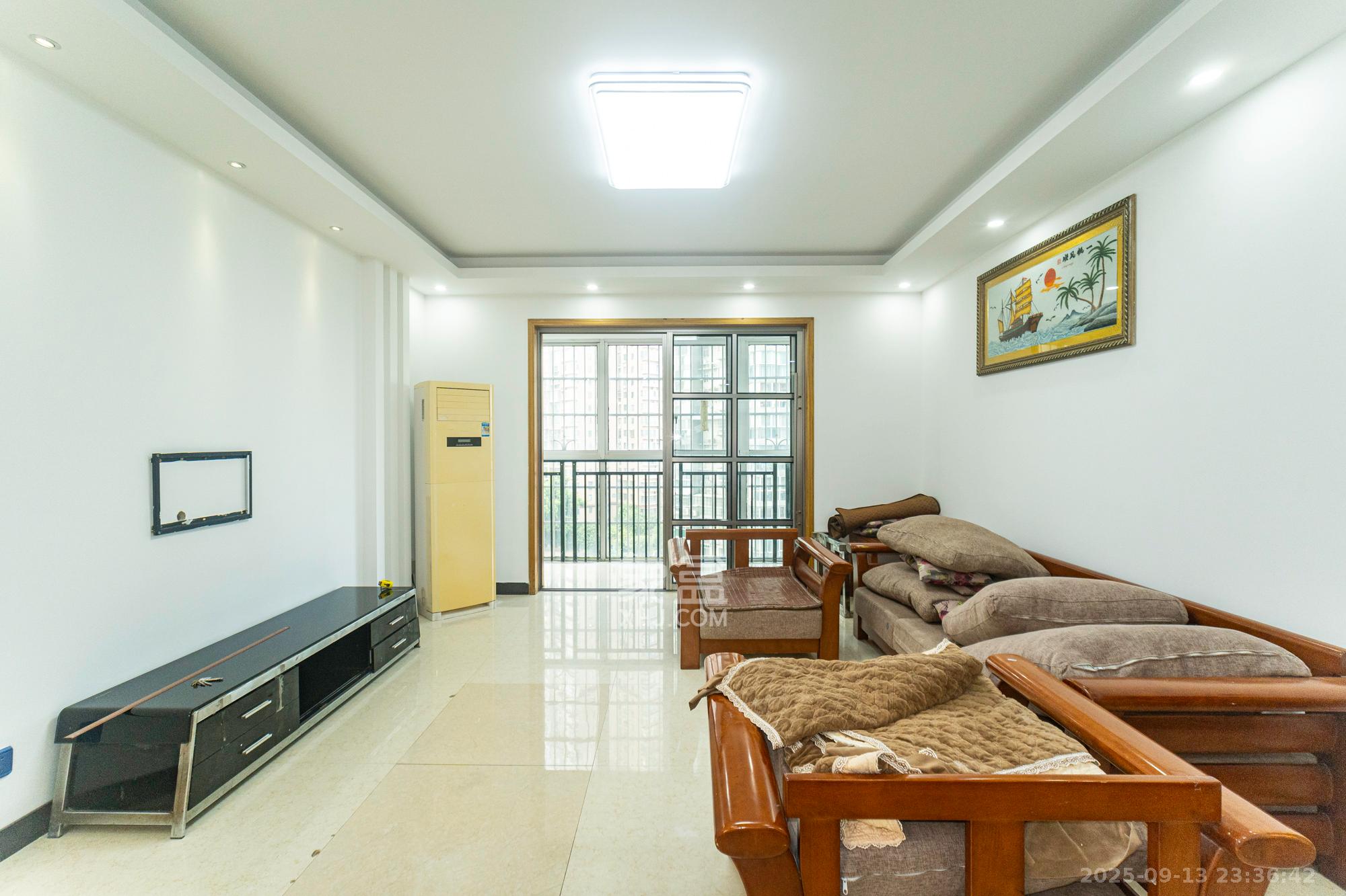 挪威森林(美世界园林公寓)  4室2厅1卫    102.0万 挪威森林(美世界园林公寓)  4室2厅1卫    102.0万客厅