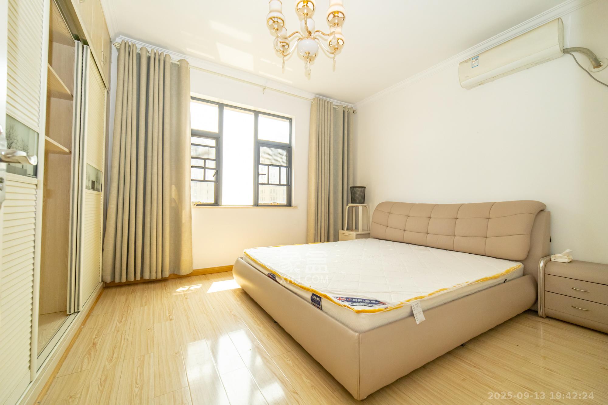 悦湖山  3室2厅1卫    69.0万卧室