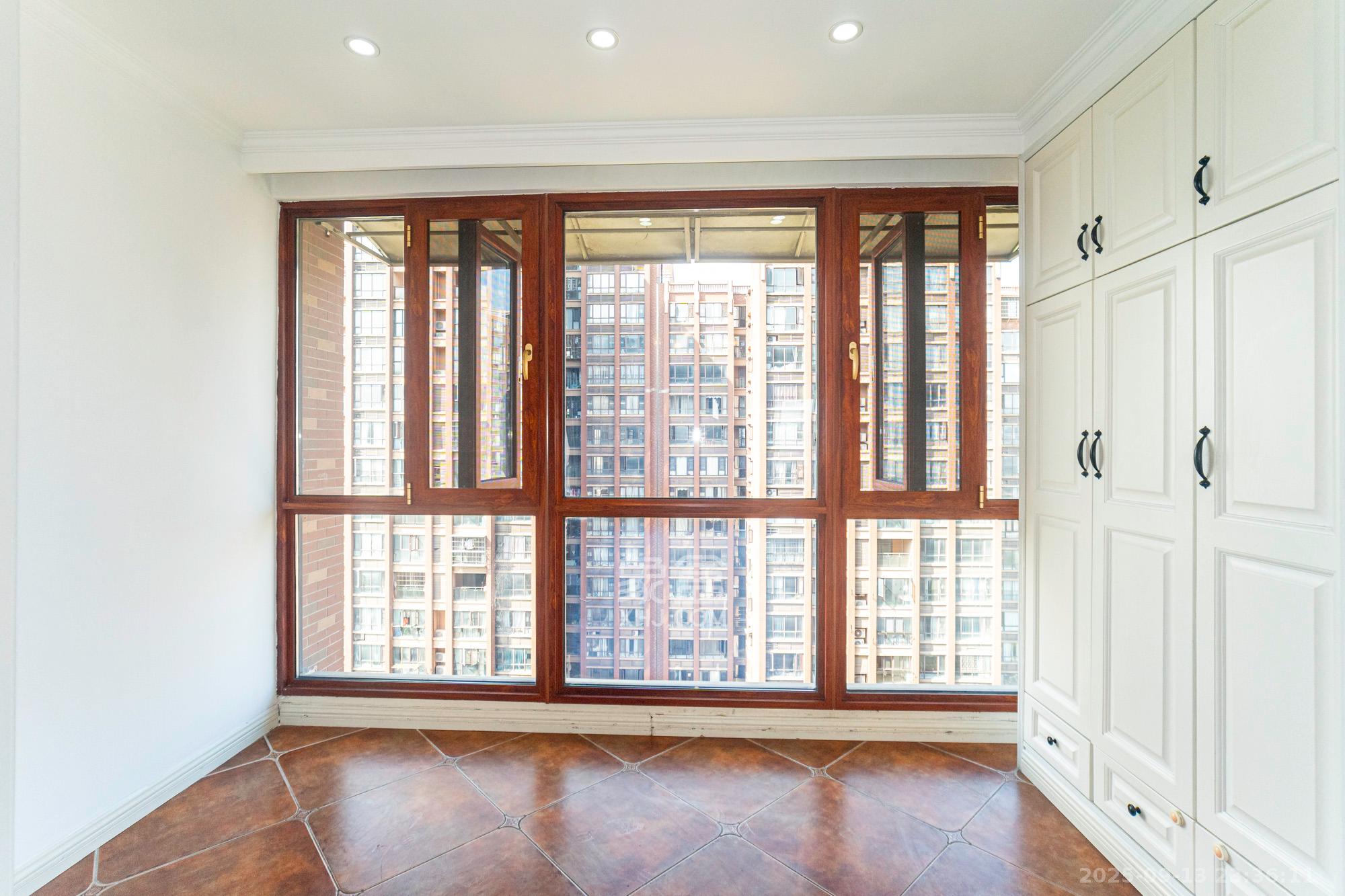 金色溪泉湾  3室2厅2卫    126.0万阳台