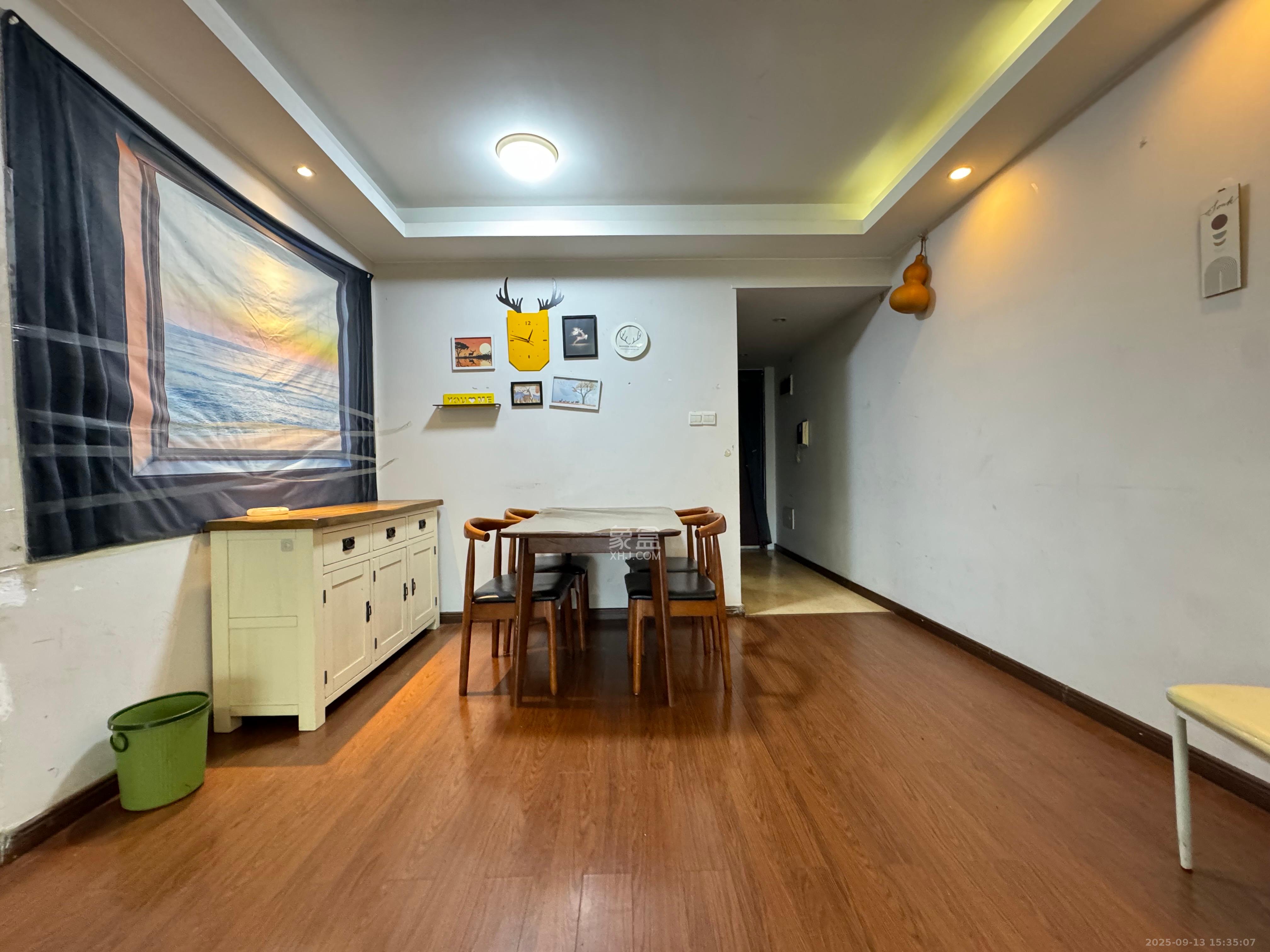 万科城 3室2厅1卫 2300.0元/月 万科城 3室2厅1卫 2300.0元/月室内图