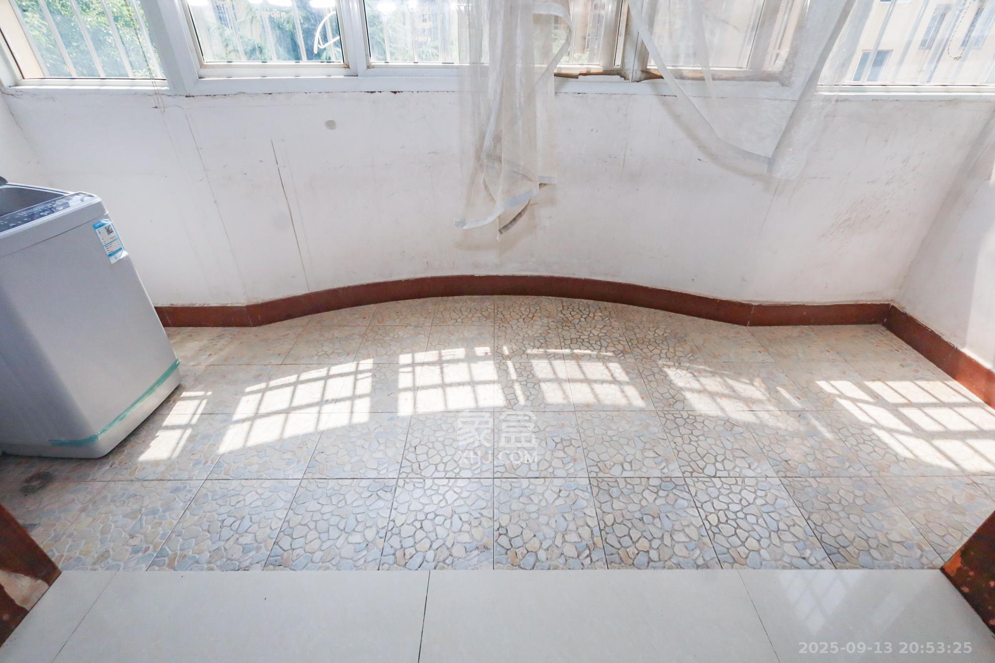 德润园  2室2厅1卫    63.0万阳台